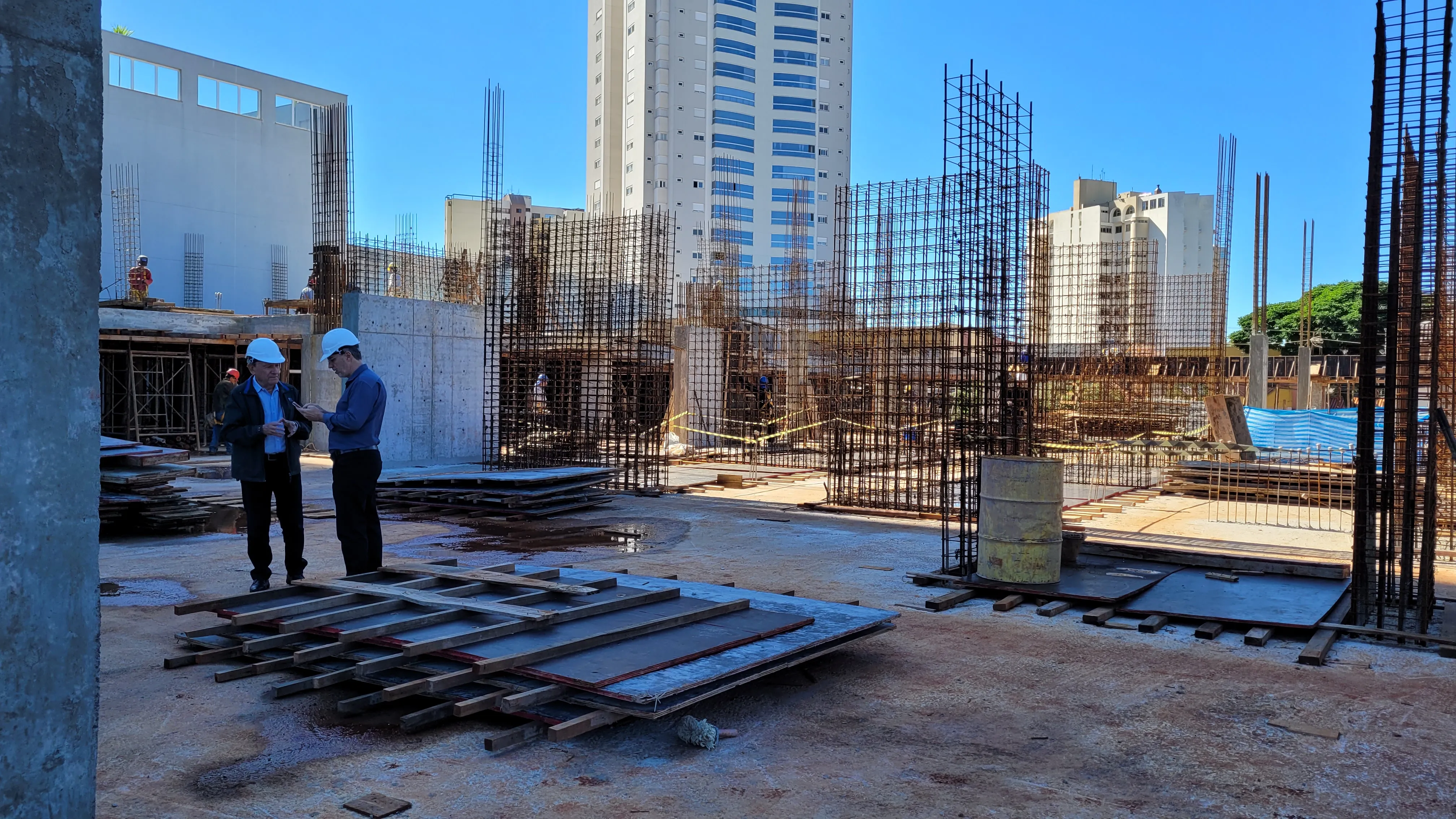 Obra fica na esquina das ruas Irmã Eleutéria  Guarapuava
