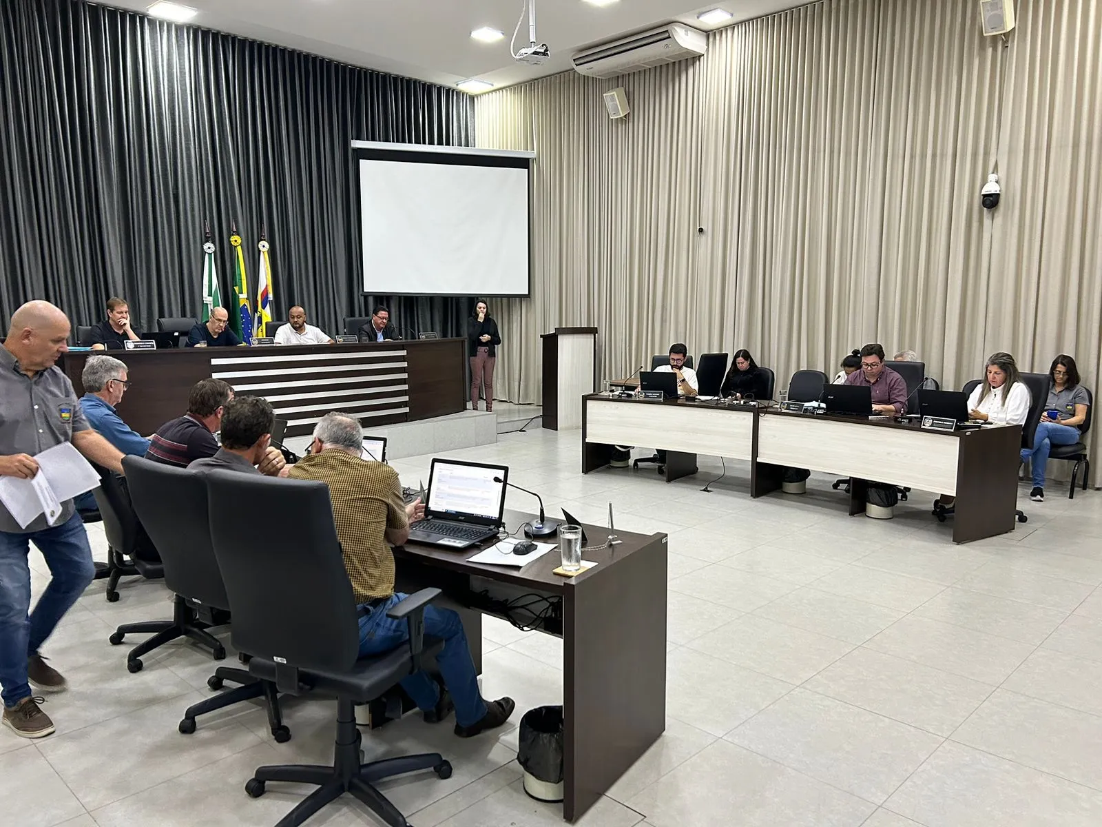 Sessão desta segunda-feira (15) na Câmara de Apucarana
