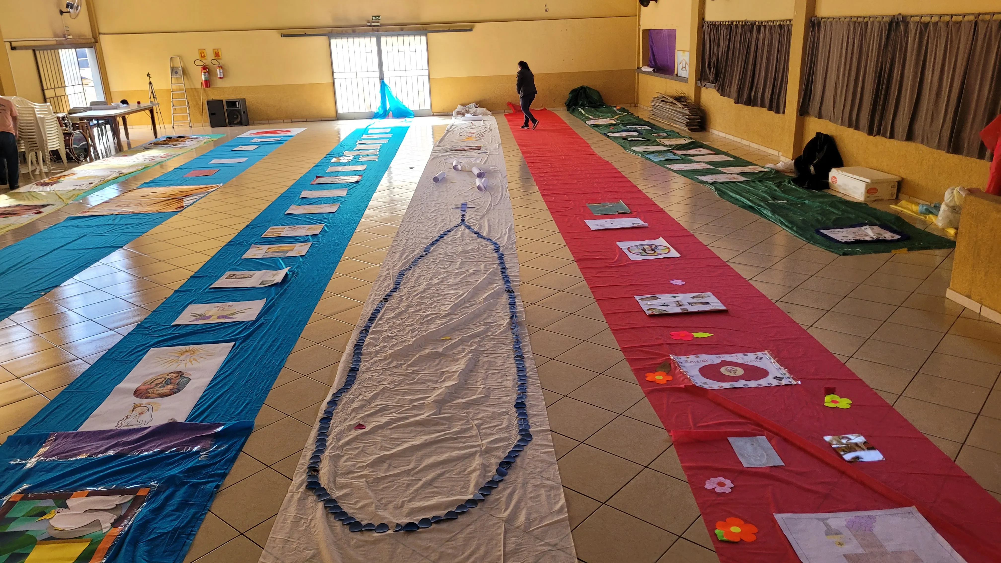 A confecção dos tapetes é um esforço comunitário que une diversas pastorais e movimentos da igreja.