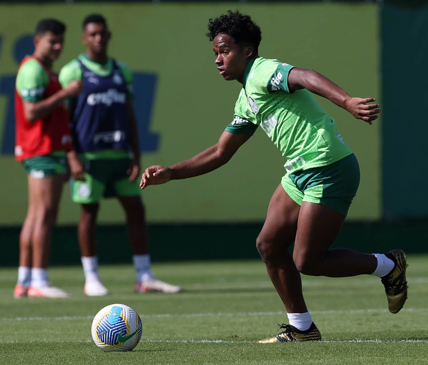 O jogador Endrick, da SE Palmeiras, durante treinamento, na Academia de Futebol. (Foto: Cesar Greco/Palmeiras/by Canon)