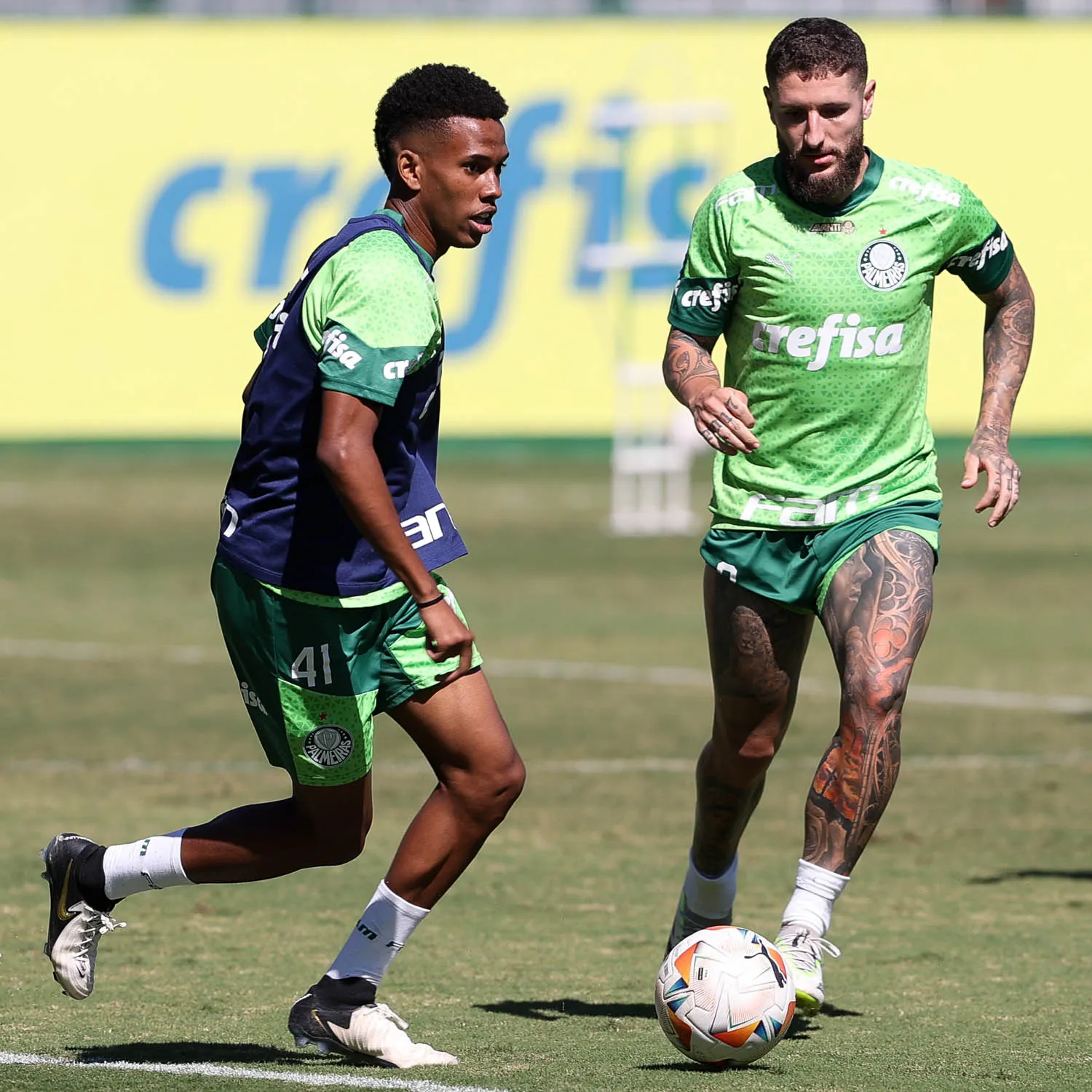 Os jogadores Estêvão e Zé Rafael (D), da SE Palmeiras, durante treinamento, na Academia de Futebol. (Foto: Cesar Greco/Palmeiras/by Canon)