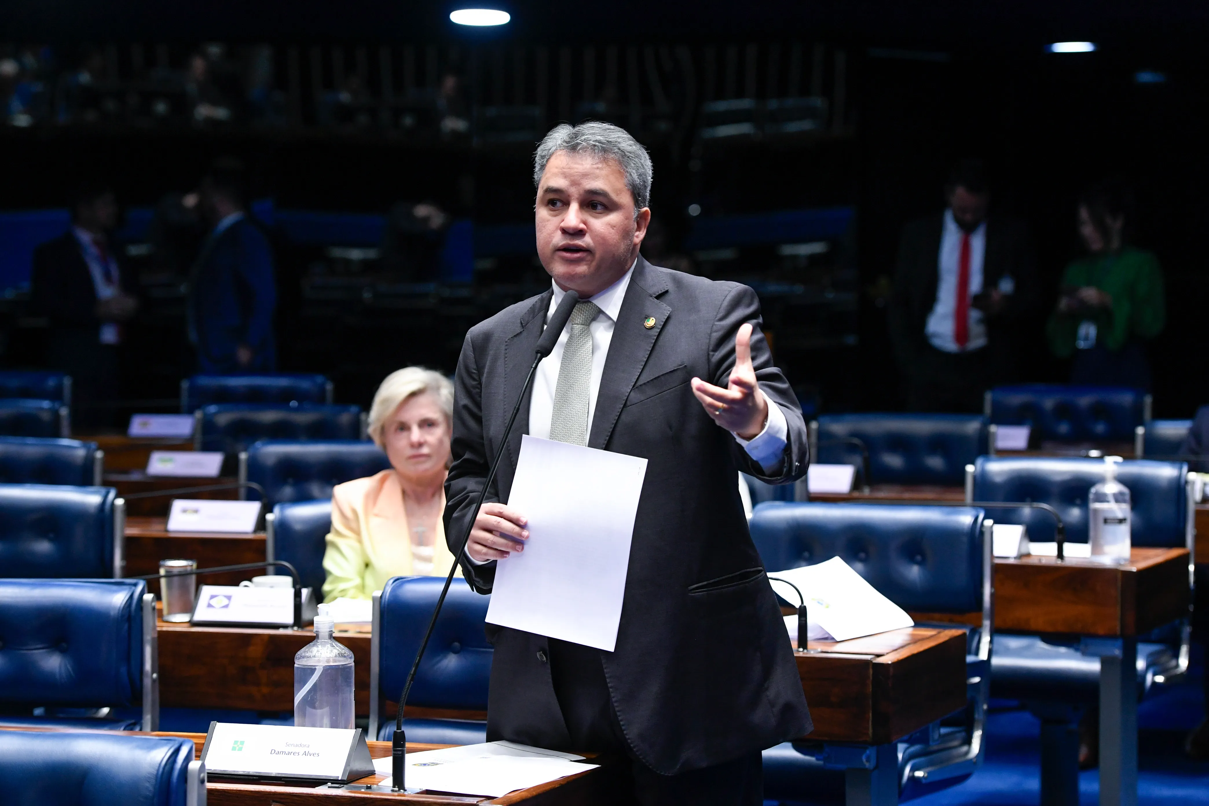Plenário do Senado Federal durante sessão deliberativa ordinária. 

Na ordem do dia, o PL 2.737/2019, para estabelecer prioridade no atendimento social, psicológico e médico à mulher vítima de violência doméstica e familiar. 

À tribuna, em discurso, senador Efraim Filho (União-PB). 

Foto: Jefferson Rudy/Agência Senado
