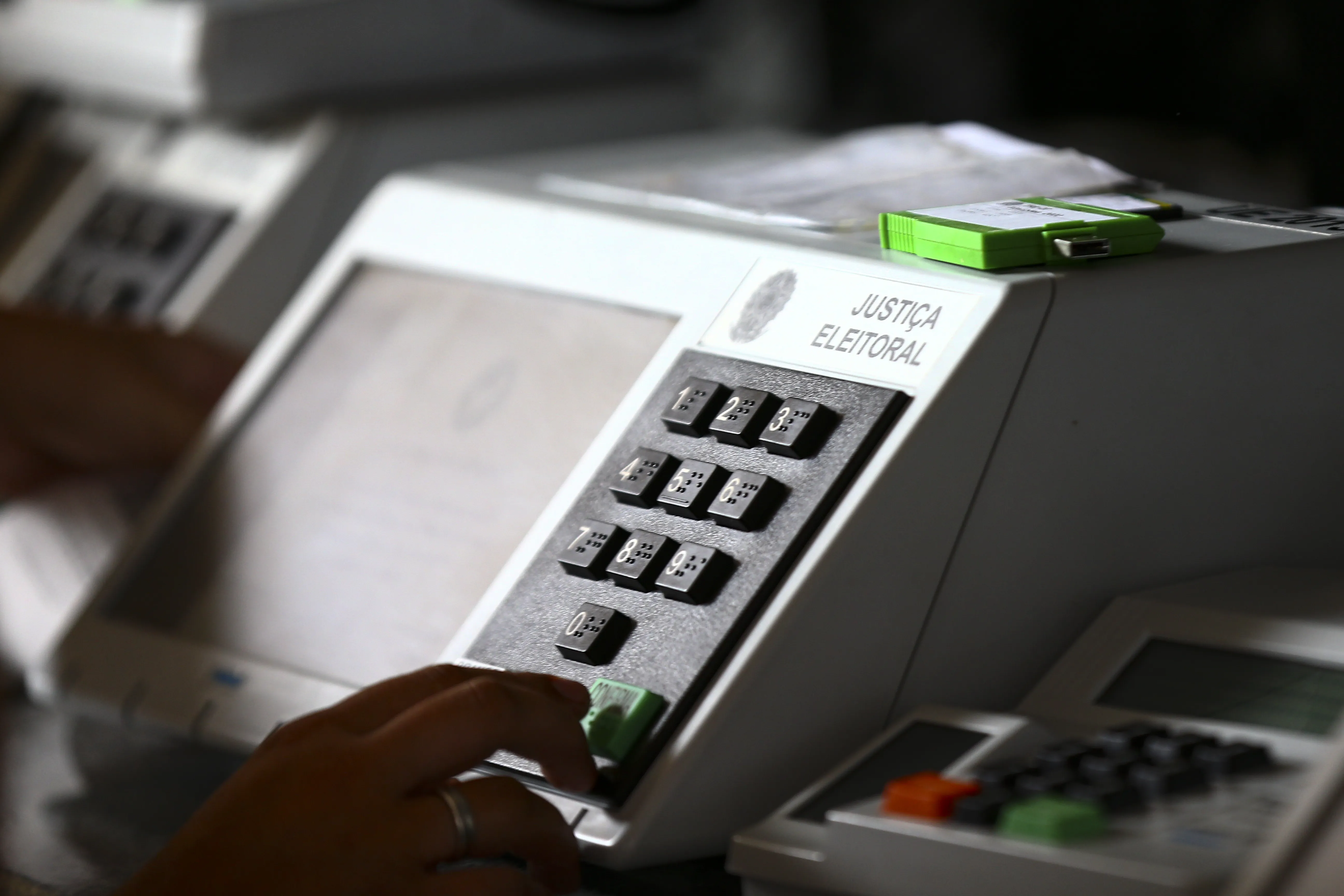 Técnicos do TRE-DF realizam a conferência e a lacração de urnas eletrônicas para o 1º turno das Eleições 2022.
