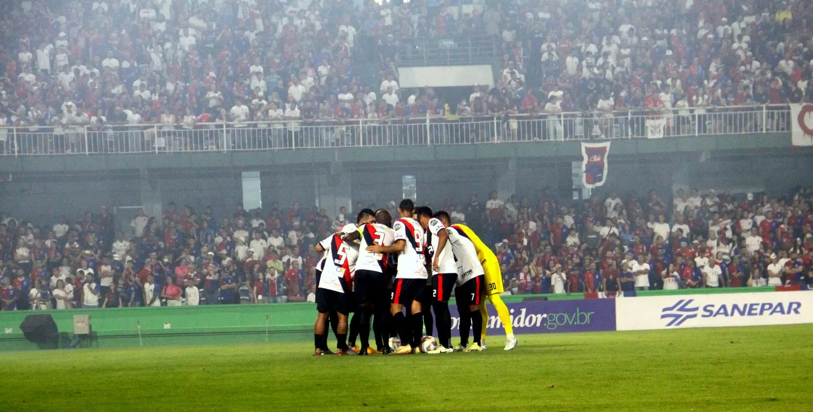 Time do Apucarana Sports no jogo que enfrentou o Paraná Clube no Couto Pereira, em Curitiba