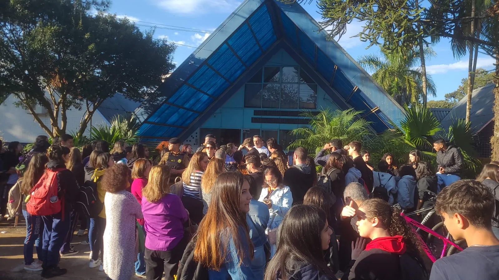 Colégio Emílio de Menezes em Arapongas - Os estudantes ocuparam a frente do colégio.