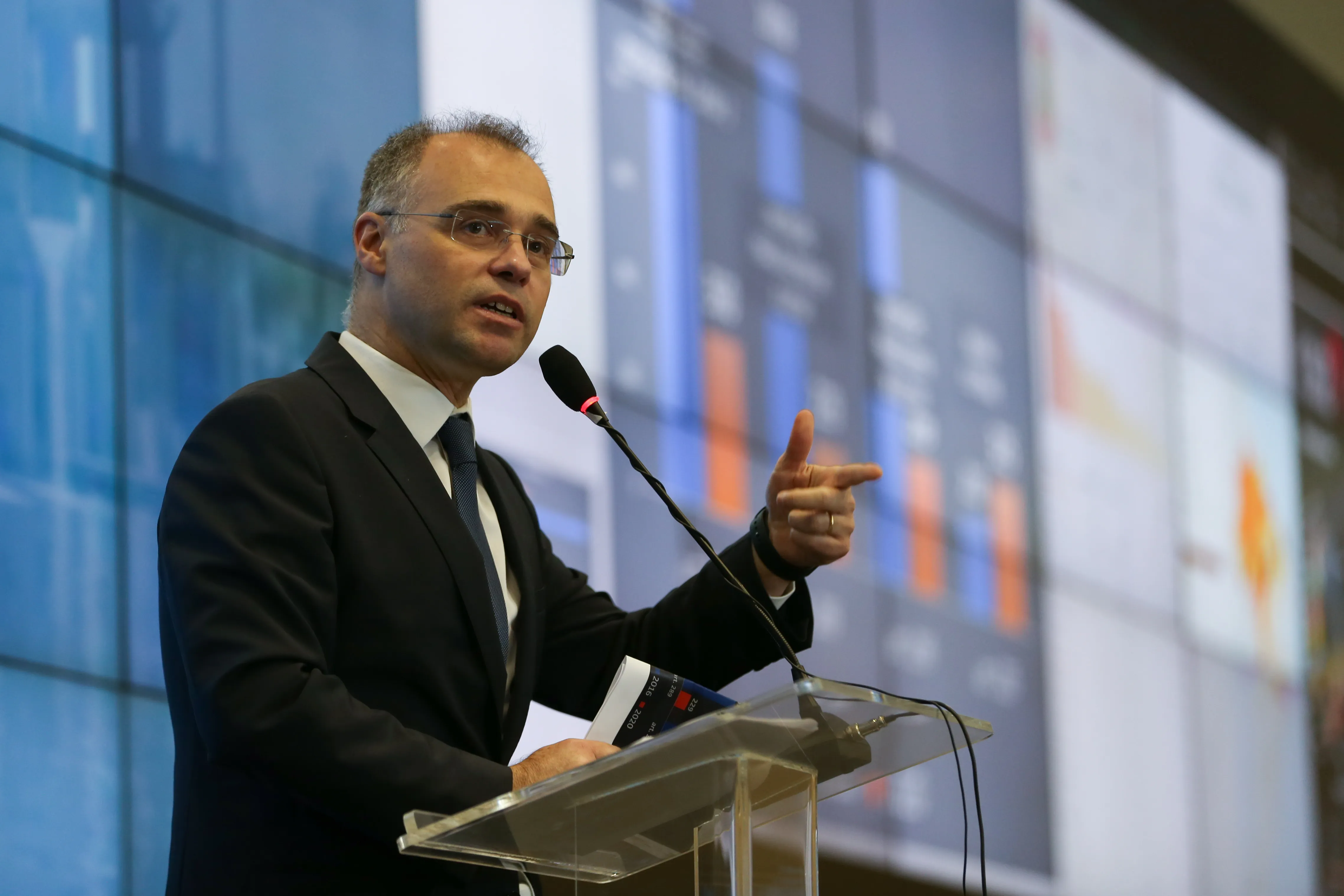 Ministro da Justiça, André Mendonca, fala à imprensa no Centro Integrado de Comando e Controle (CICN)