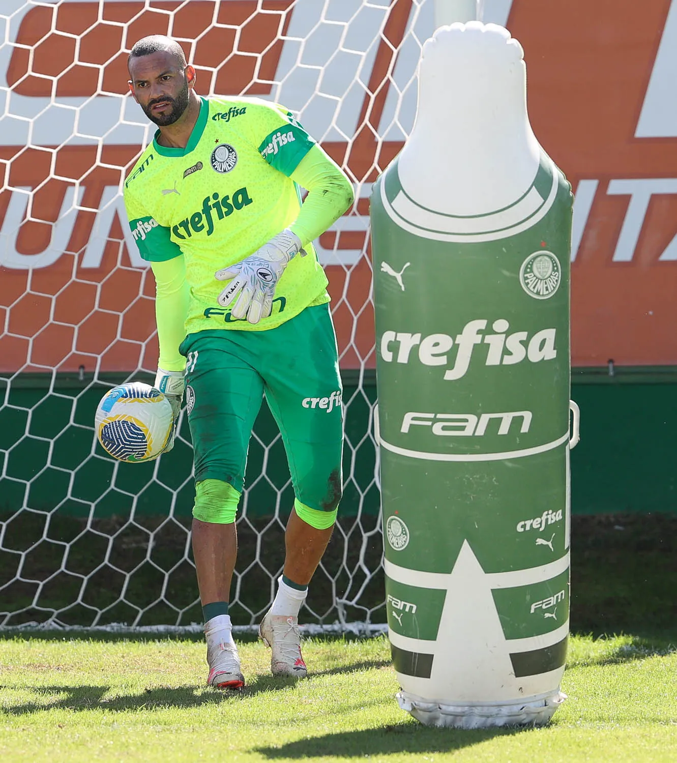 O goleiro Weverton, da SE Palmeiras, durante treinamento, na Academia de Futebol. (Foto: Cesar Greco/Palmeiras/by Canon)