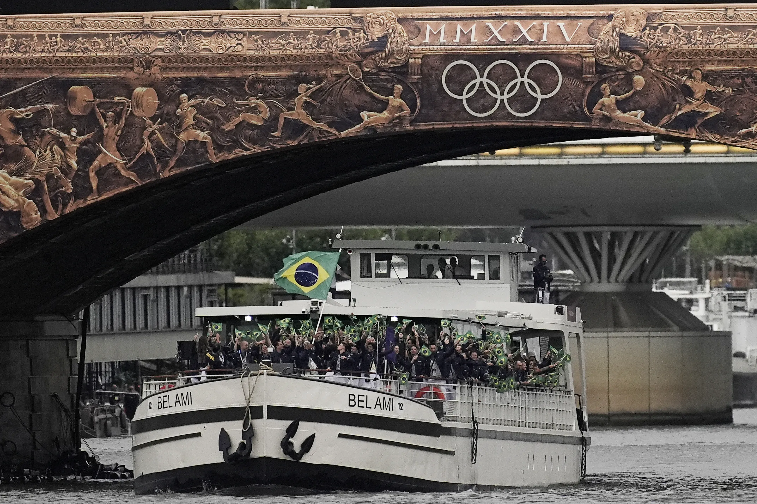2024.07.26 - Jogos Olímpicos Paris 2024 - Cerimônia de Abertura. O barco da delegação do Time Brasil passa pelo Rio Sena durante a Cerimônia de Abertura dos Jogos Olímpicos Paris 2024.