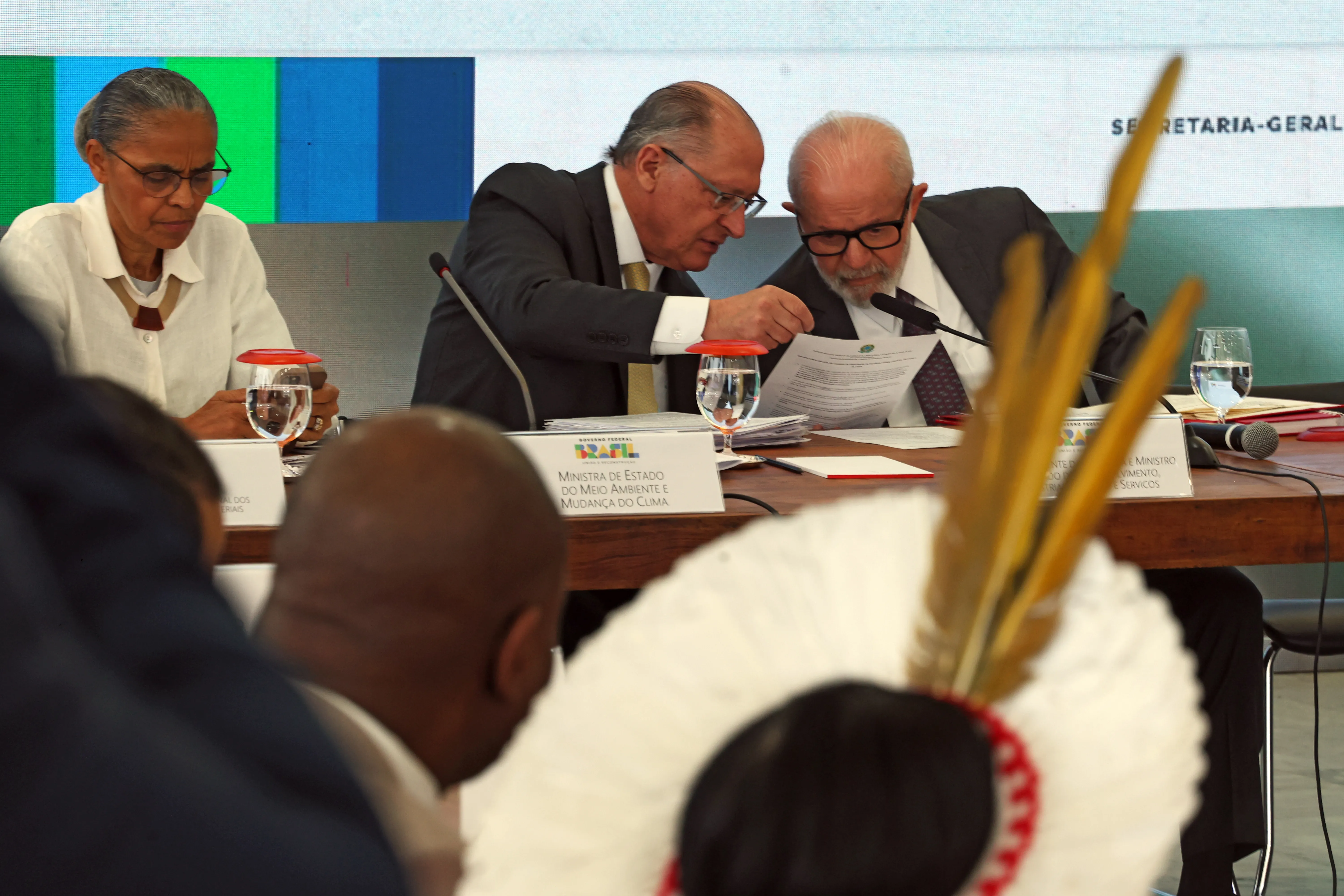Brasília (DF), 10/07/2024 - Presidente da República, Luiz Inácio Lula da Silva, conversa com o vice-presidente Geraldo Alckimin ao lado da ministra do Meio Ambiente Marina Silva, durante reunião do Comitê Interministerial para Inclusão Socioeconômica de Catadores e Catadoras, no Palácio do Planalto. Foto: Antônio Cruz/Agência Brasil