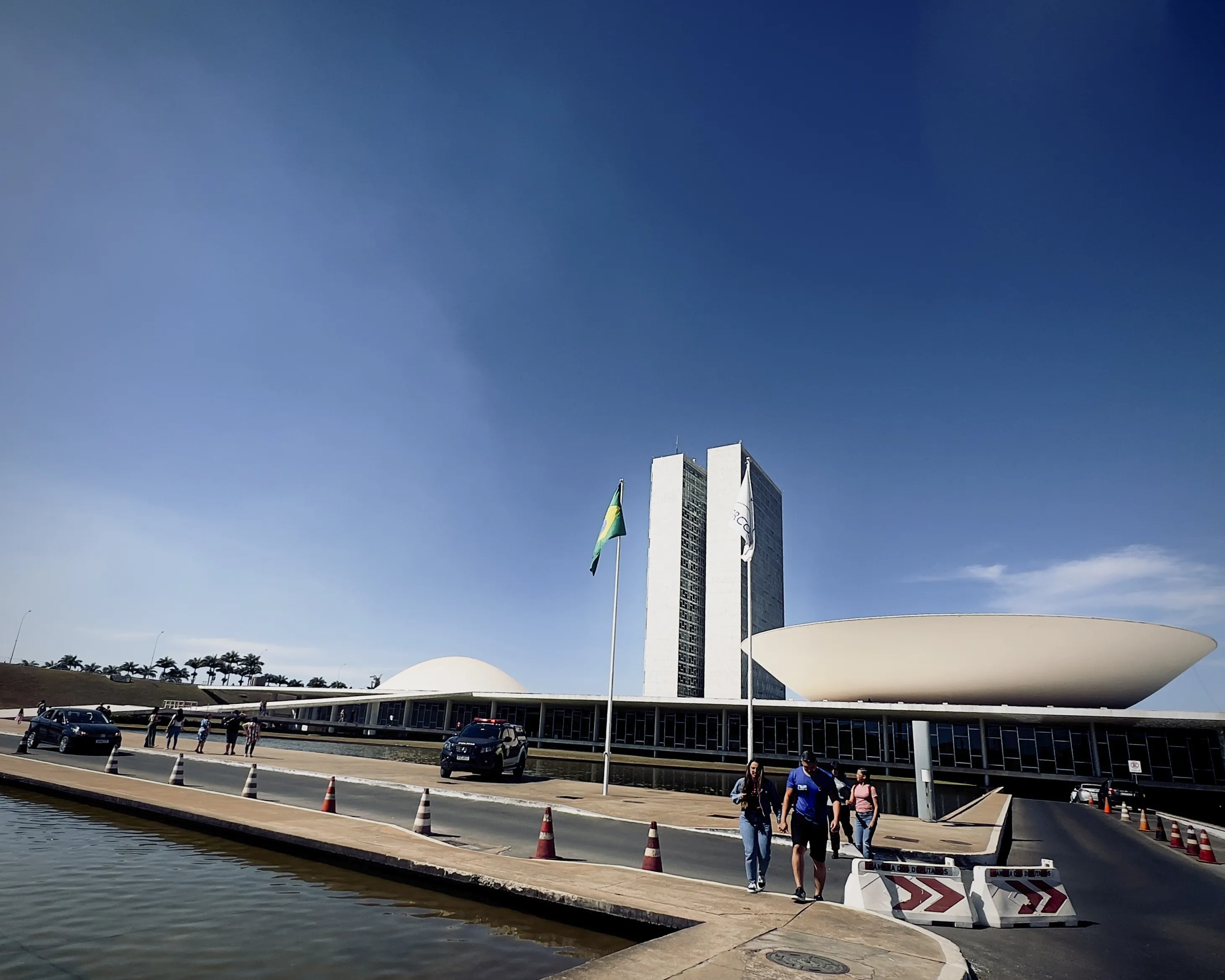 Fachada do Palácio do Congresso Nacional.

O Palácio do Congresso Nacional é um dos pilares da arquitetura monumental de Niemeyer que dão forma à capital inaugurada em 1960. Construído em terreno elevado, é visto de longe como culminância da avenida Eixo Monumental, que abriga a Esplanada dos Ministérios e atravessa a cidade de norte a sul. 

Sede das duas Casas do Poder Legislativo e um dos mais famosos cartões postais do Brasil, o Palácio do Congresso Nacional é composto por duas cúpulas e duas torres de 28 andares, que abrigam a Câmara dos Deputados e o Senado Federal

Foto: Leonardo Sá/Agência Senado