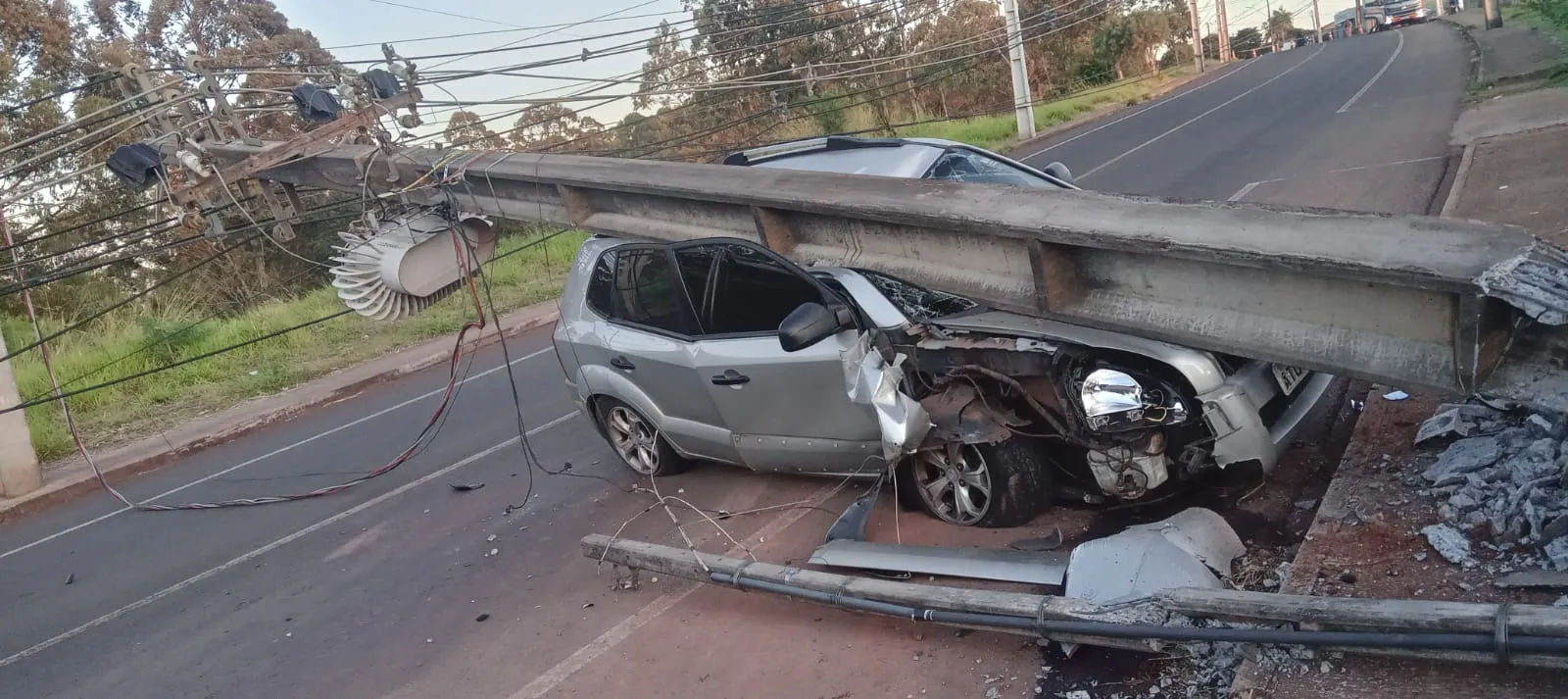O acidente aconteceu na noite desta terça-feira (16).