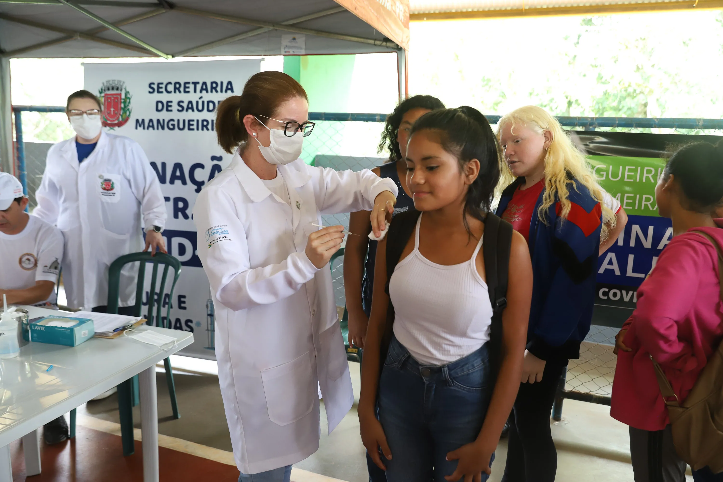 O secretário estadual de Saúde, Cesar Neves abre a campanha de imunizacao contra a Covid com  Vacina Bivlalente nedta segiunda-feira (27) na comunidade indigena Campina no municipio  de Mangueirinha, sudoeste do estado.
Foto: Geraldo Bubniak/AEN