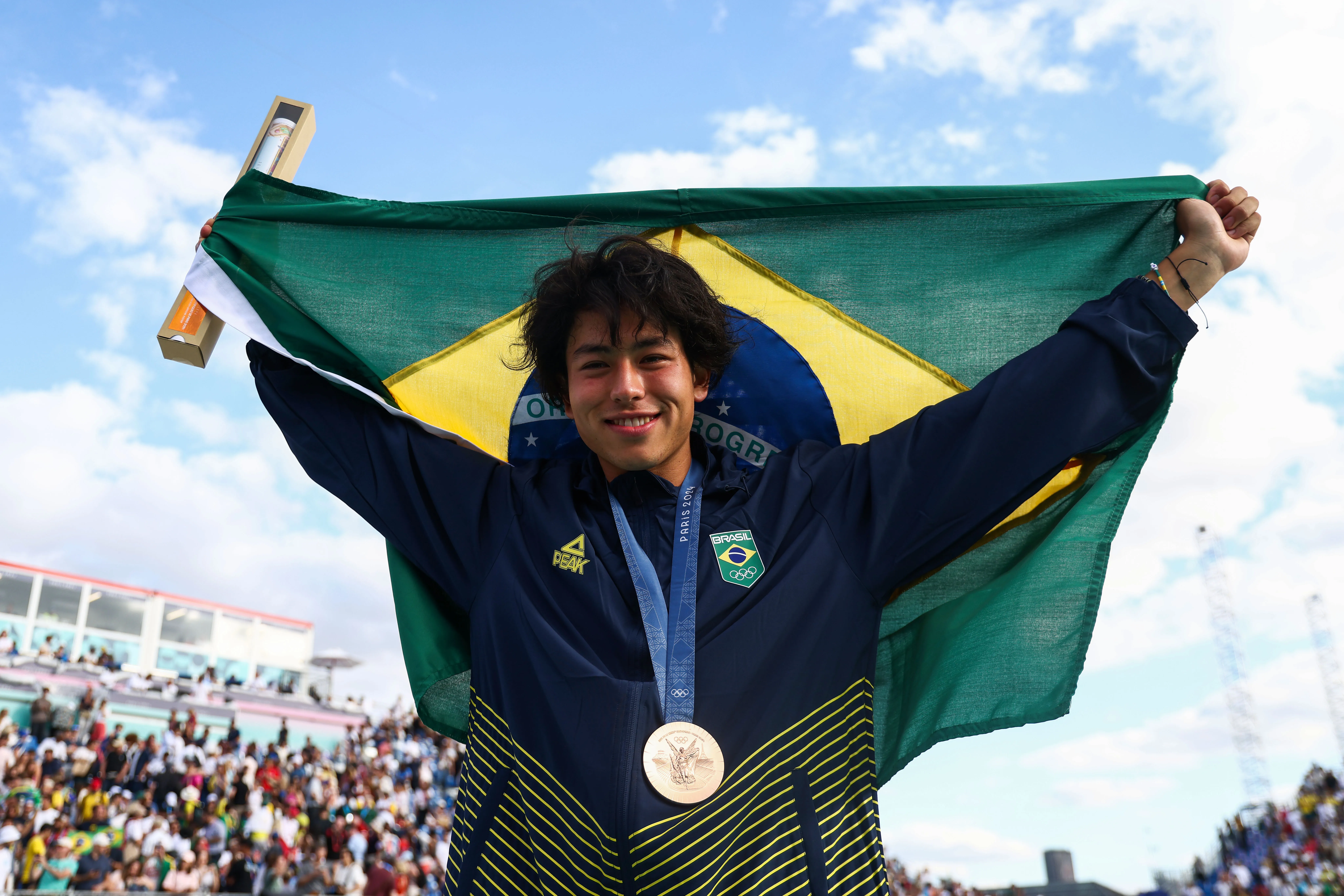2024.08.07 - Jogos Olímpicos Paris 2024 -  Skate Park Masculino - O atleta brasileiro Augusto Akio comemora a medalha de bronze na final olímpica que contou com três skatistas brasileiros. Foto: Luiza Moraes/COB.