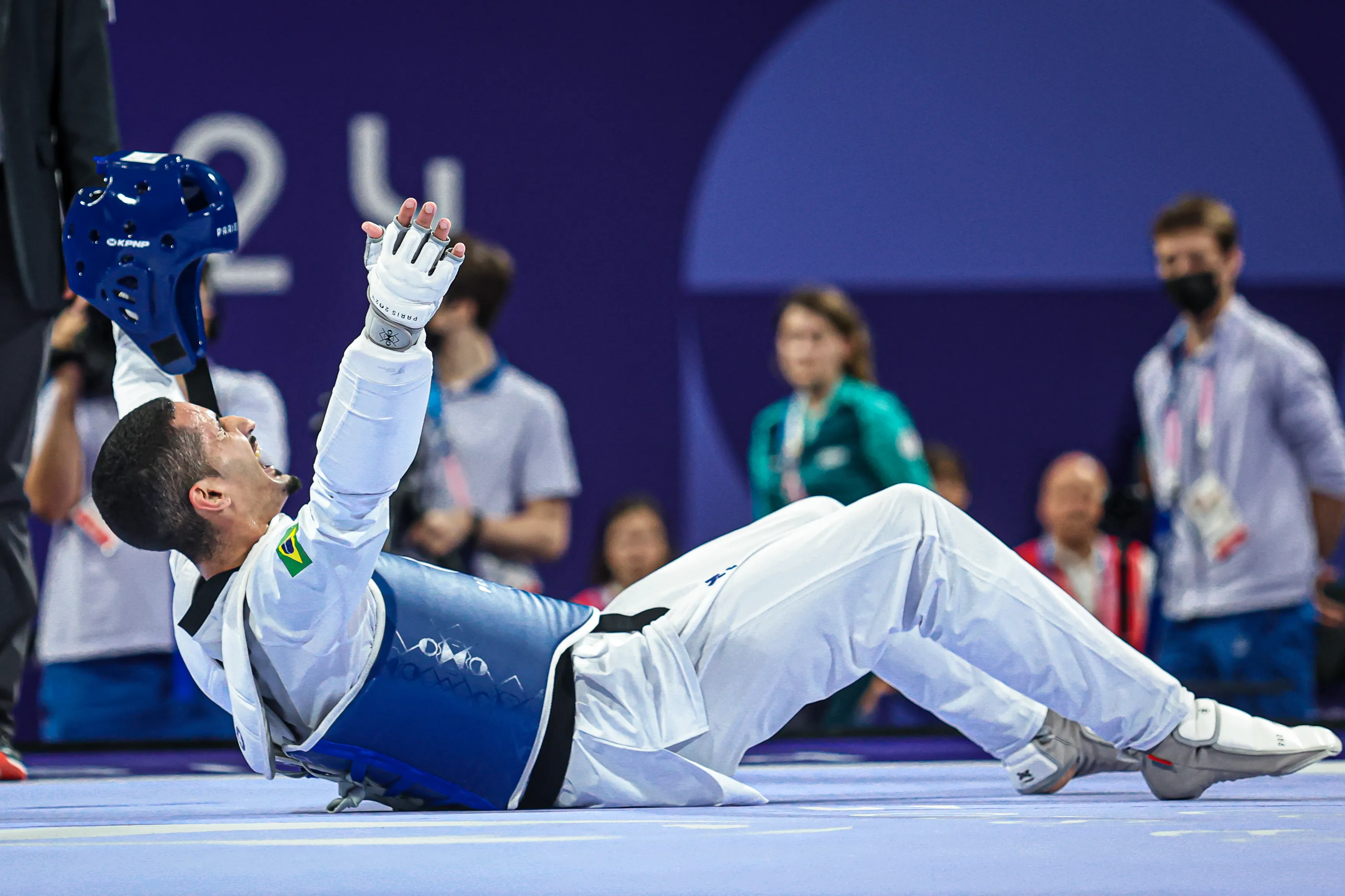 2024.08.08 - Jogos Olímpicos Paris 2024 - Taekwondo masculino. O atleta brasileiro Edival Pontes, o Netinho (azul), em duelo contra o espanhol Javier Pérez Polo. O brasileiro garantiu a medalha de bronze ao ganhar este confronto. Foto: Wander Roberto/COB