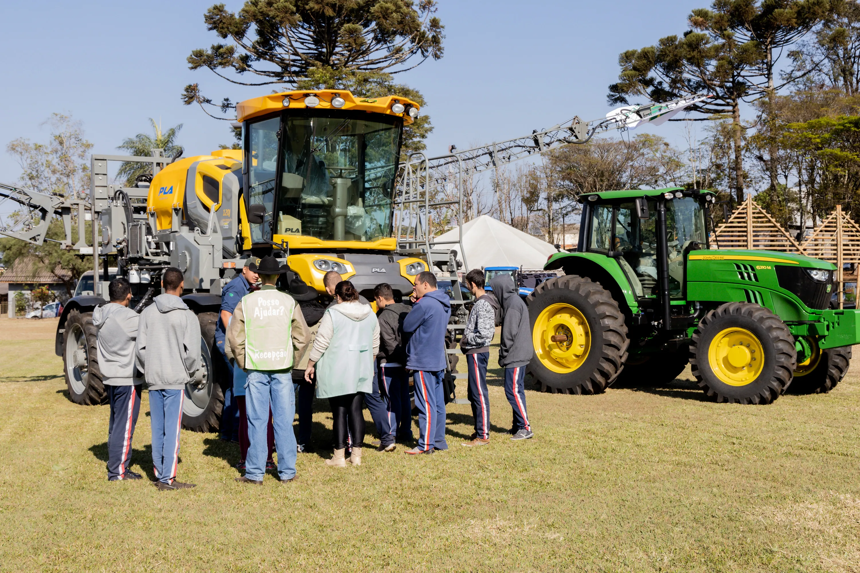 Além dos projetos dos alunos, diversas empresas do agronegócio participaram da exposição