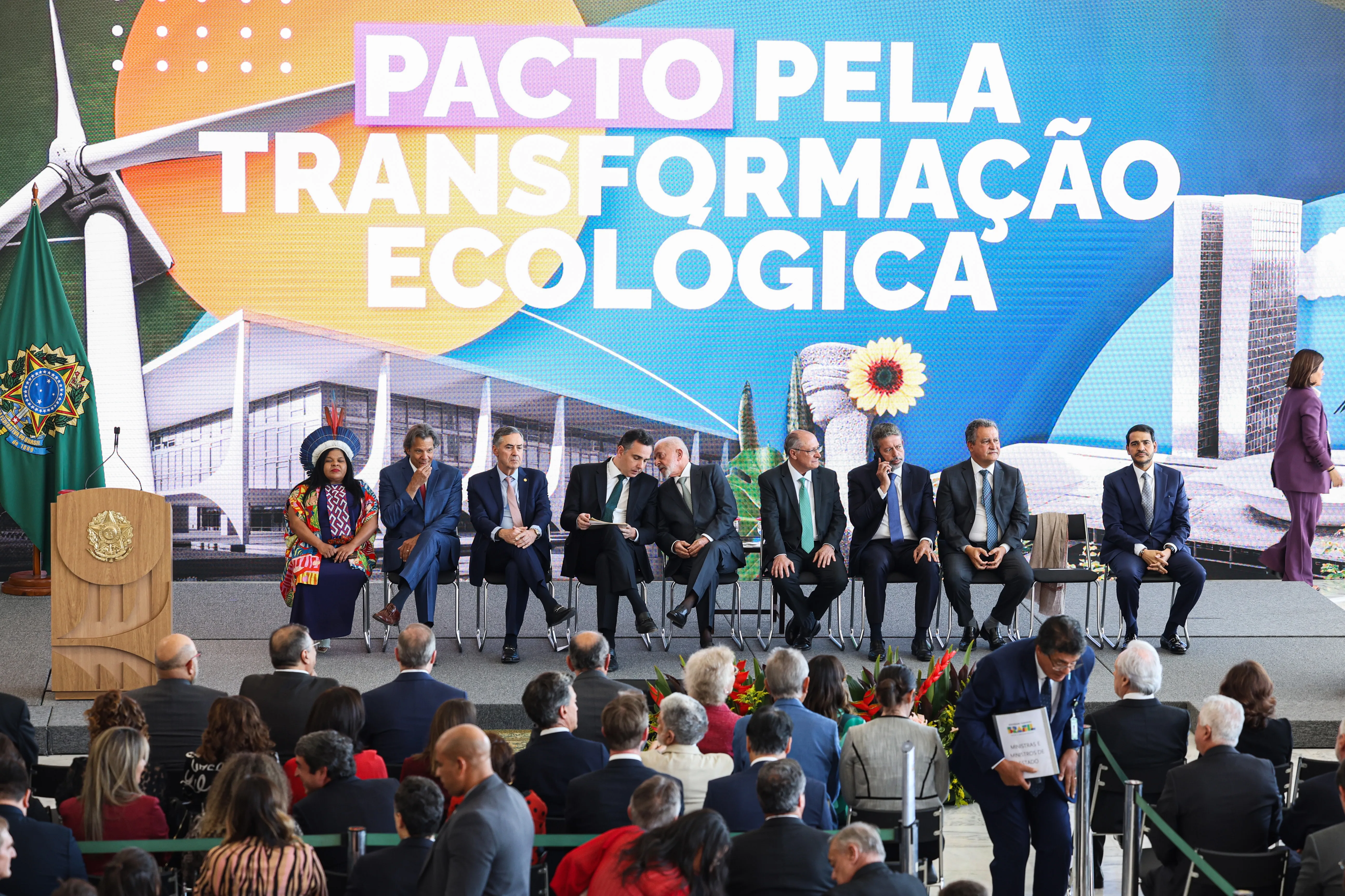Brasília (DF) 21/08/2024 – Presidente Luiz Inácio Lula da Silva participa da cerimônia de assinatura do Pacto pela Transformação Ecológica entre os Três Poderes do Estado Brasileiro
Foto: Valter Campanato/Agência Brasil