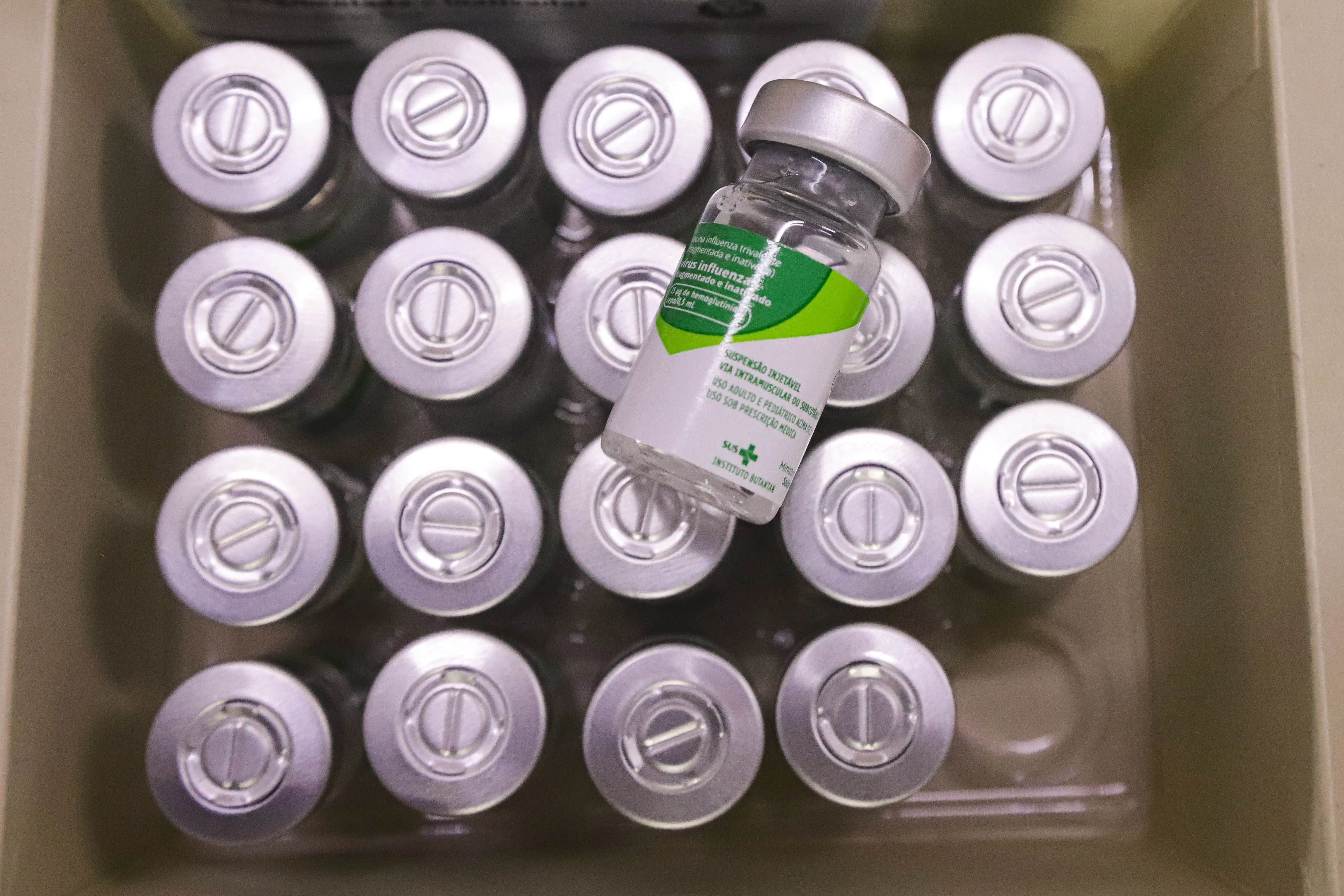 Curitiba, 22 de março de 2023 - O Centro de Medicamentos do Paraná (Cemepar) recebe doses da vacina contra a Influenza.