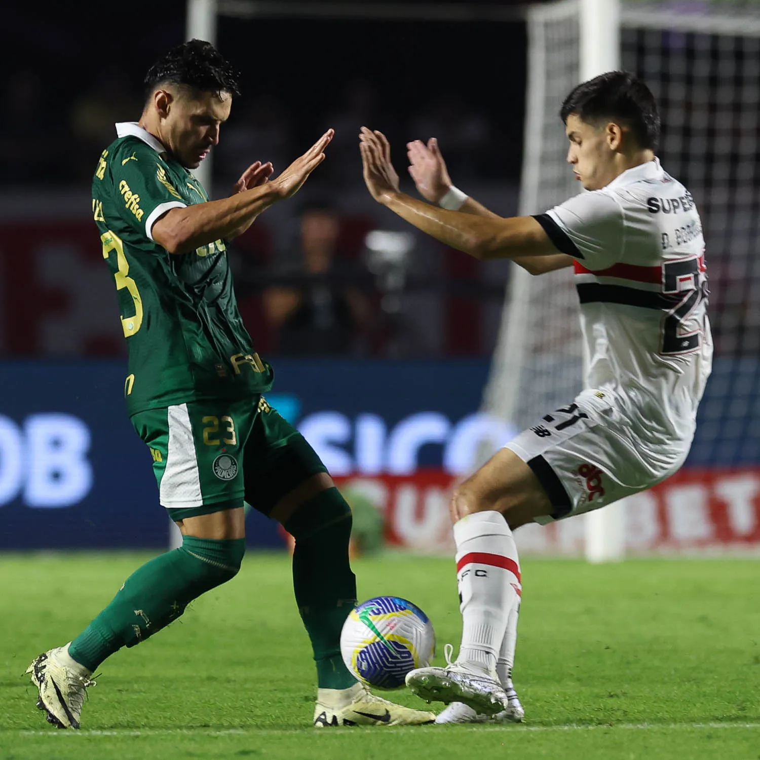O jogador Raphael Veiga, da SE Palmeiras, disputa bola com o jogdor do São Paulo FC, durante partida válida pela quarta rodada, do Campeonato Brasileiro, Série A, no Estádio Morumbis. (Foto: Cesar Greco/Palmeiras/by Canon)