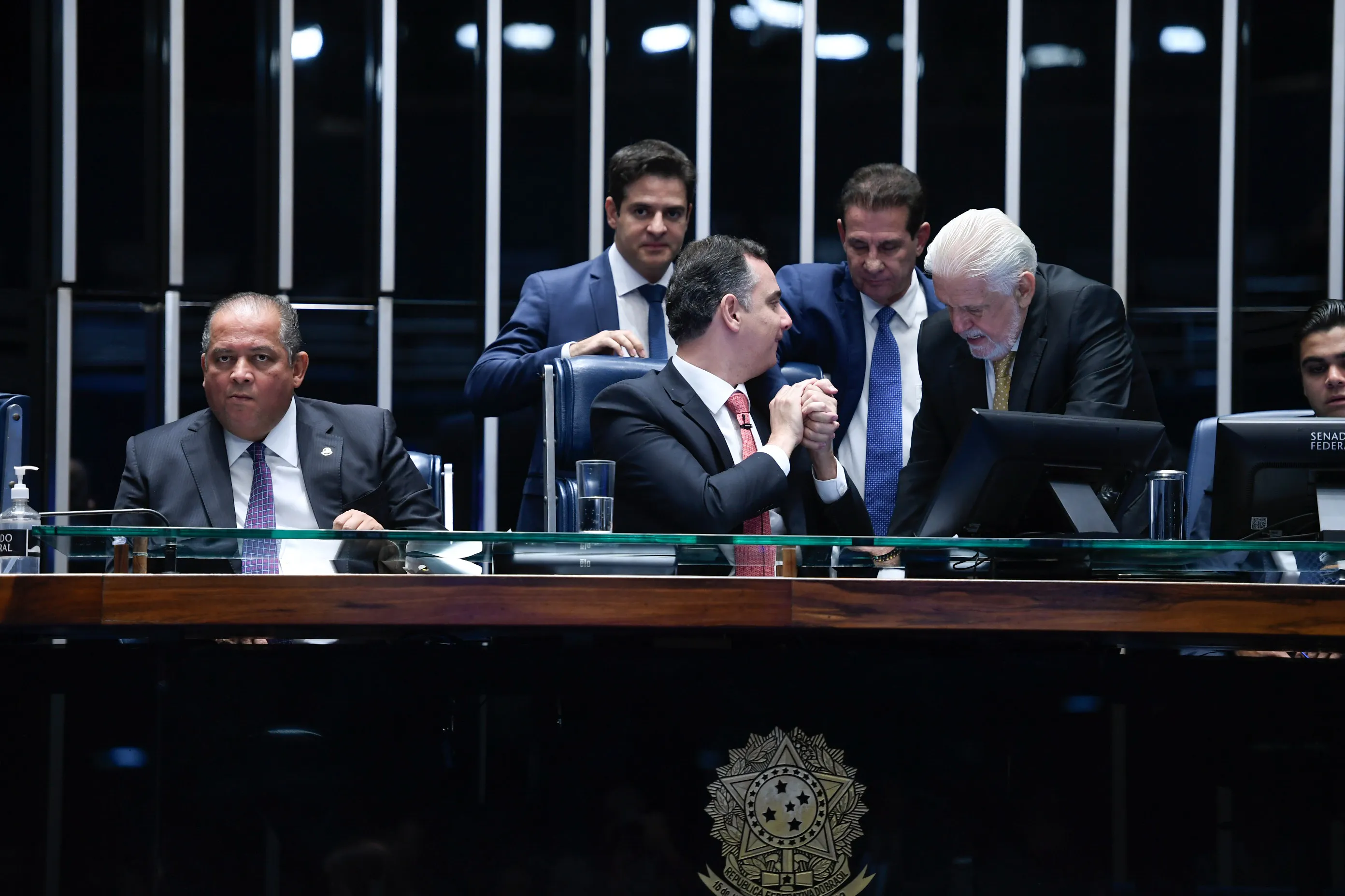 Plenário do Senado Federal durante sessão deliberativa ordinária.

Na ordem do dia, deliberação dos embaixadores sabatinados pela Comissão de Relações Exteriores e Defesa Nacional, das Medidas Provisórias nºs 1.214 e 1.218, de 2024, e dos demais itens constantes da pauta publicada pela Secretaria-Geral da Mesa. 
Obs.: continuação da sessão iniciada em 14/08/2024.

Mesa: 
senador Eduardo Gomes (PL-TO);
presidente do Senado Federal, senador Rodrigo Pacheco (PSD-MG);
 senador Vanderlan Cardoso (PSD-GO); 
senador Jaques Wagner (PT-BA);
secretário-geral da Mesa do Senado Federal, Gustavo A. Sabóia Vieira. 

Foto: Edilson Rodrigues/Agência Senado