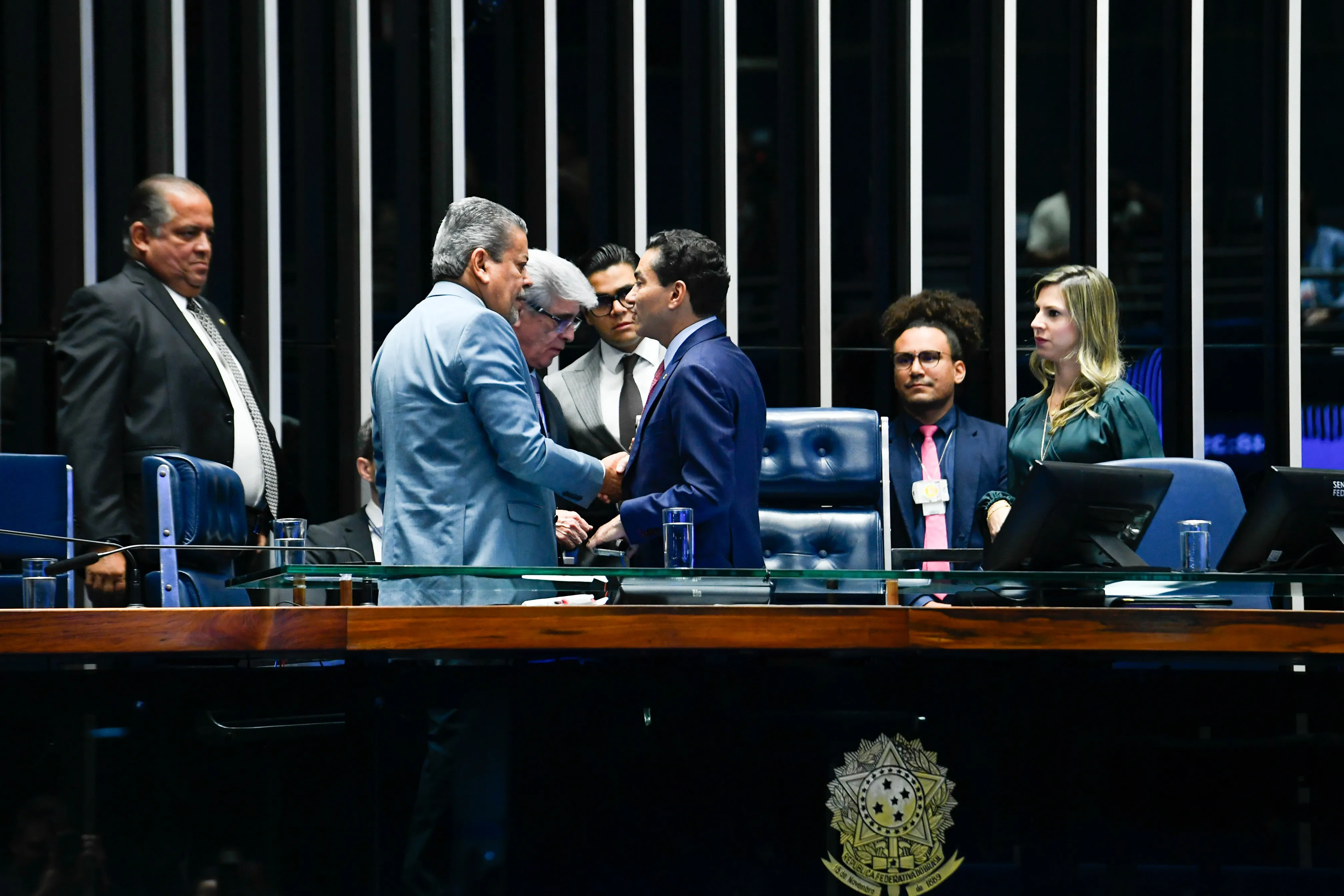 Plenário do Senado Federal durante sessão solene destinada à promulgação da Emenda Constitucional nº 133 de 2024, referente à Proposta de Emenda à Constituição nº 9, de 2023, que impõe aos partidos políticos a obrigatoriedade da aplicação de recursos financeiros para as candidaturas de pessoas pretas e pardas; estabelece parâmetros e condições para regularização e refinanciamento de débitos de partidos políticos; e reforça a imunidade tributária dos partidos políticos conforme previsto na Constituição Federal.

Mesa:
senador Eduardo Gomes (PL-TO);
3º suplente da Mesa do Senado Federal, senador Dr. Hiran (PP-RR);
assistente parlamentar do Serviço de Apoio ao Plenário (Seaplen), José Antônio Paiva;
vice-presidente da Câmara dos Deputados, deputado Marcos Pereira (Republicanos-SP);
diretora da Secretaria Legislativa do Congresso Nacional, Roberta Lys de Moura Rochael.

Foto: Marcos Oliveira/Agência Senado