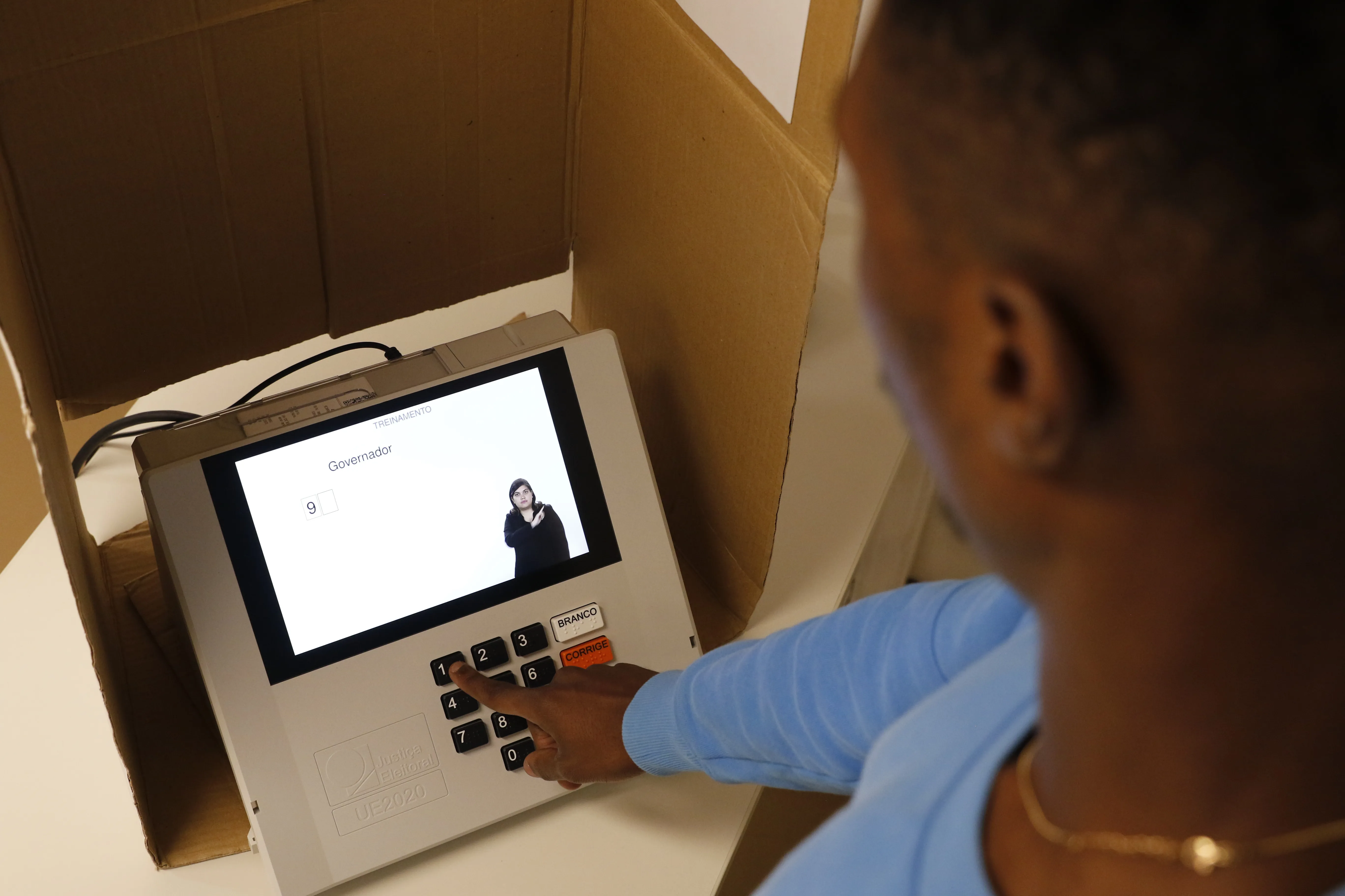Cabina de votação com a nova urna modelo UE2020 é apresentada em seção eleitoral simulada no Tribunal Regional Eleitoral, no centro do Rio de Janeiro.