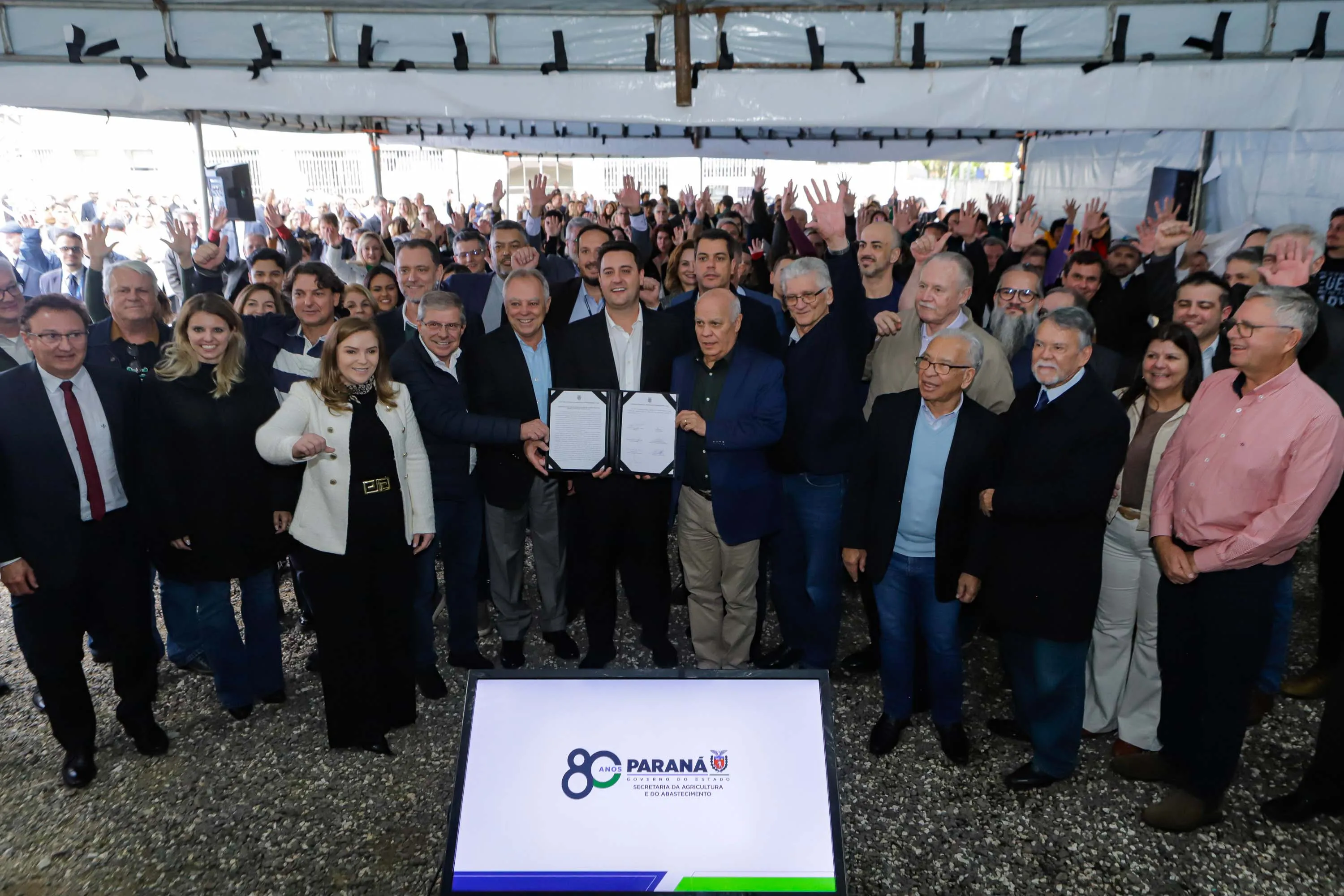Curitiba, 18 de setembro e 2024 - O governador Carlos Massa Ratinho Junior participa da comemoração aos 80 anos SEAB e apresentação da "Casa Rural Sustentável", em madeira engenheirada.