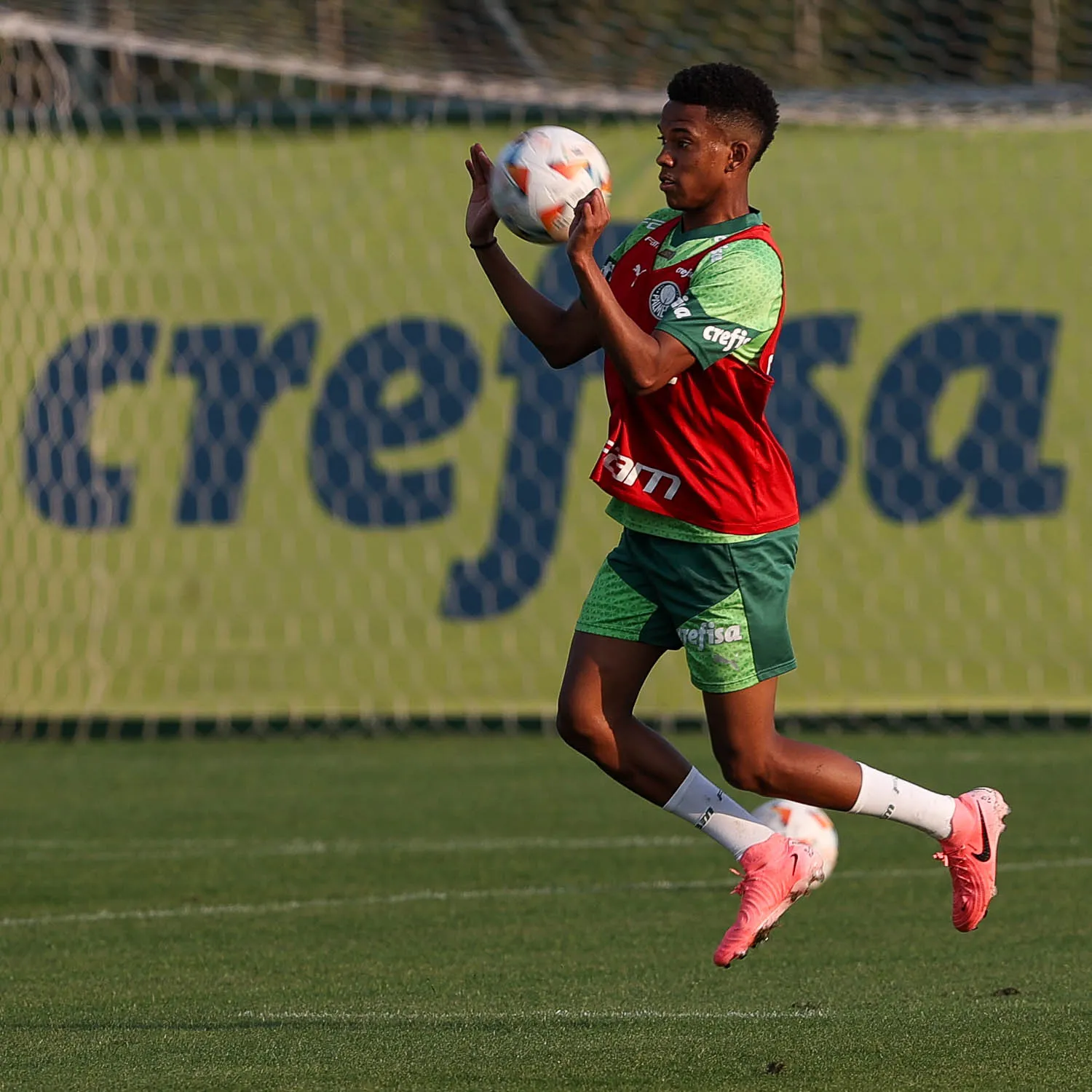 O jogador Estêvão, da SE Palmeiras, durante treinamento, na Academia de Futebol. (Foto: Cesar Greco/Palmeiras/by Canon)