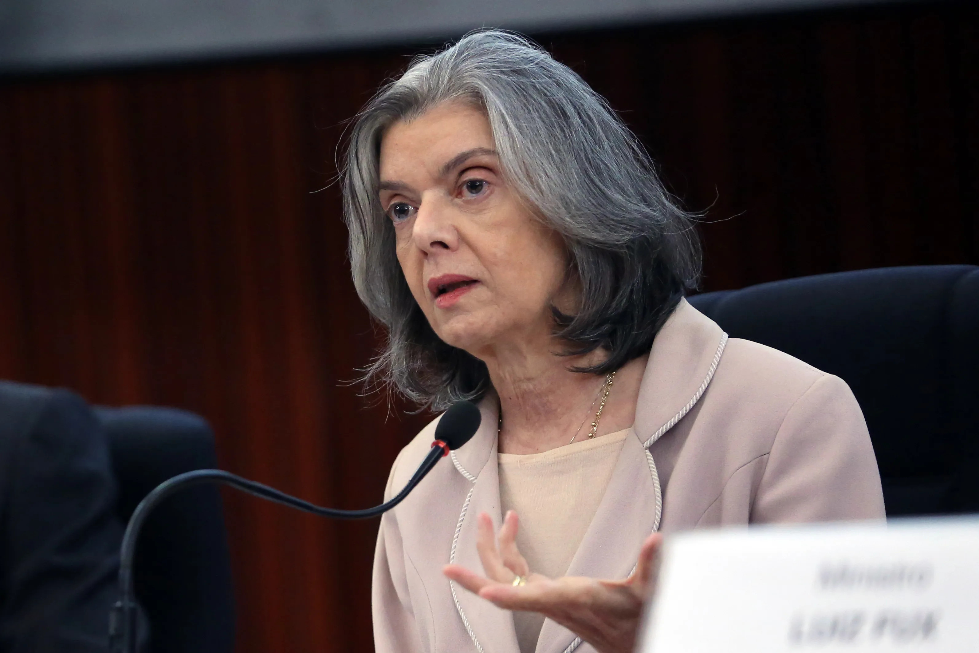 Brasília - A presidente do CNJ e do STF, Cármen Lúcia, apresenta o anuário Justiça em Números 2017 durante Reunião Preparatória do XI Encontro Nacional do Judiciário, no auditório do TSE (José Cruz/Agência Brasil)