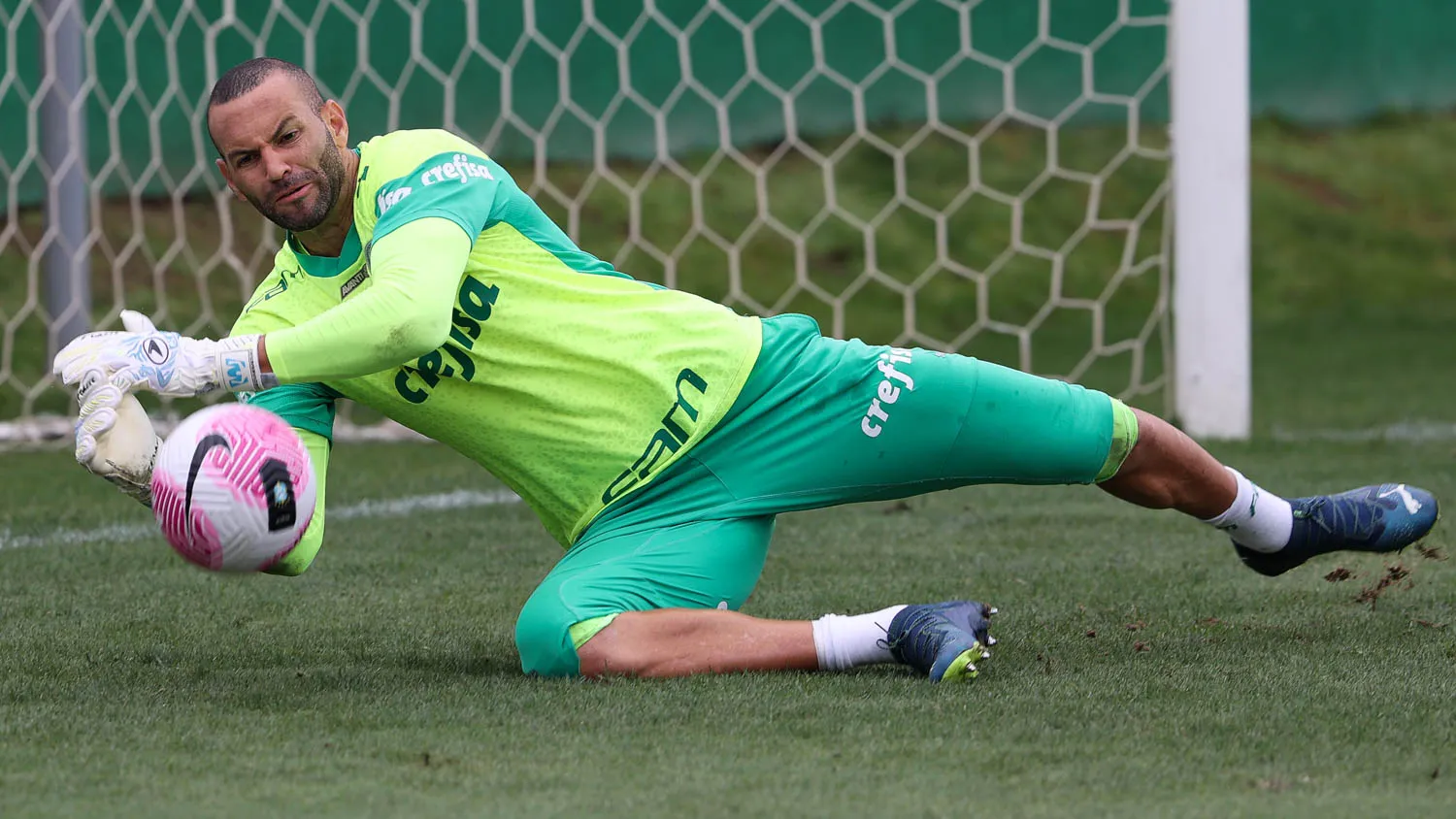 O goleiro Weverton, da SE Palmeiras, durante treinamento, na Academia de Futebol. (Foto: Cesar Greco/Palmeiras/by Canon)