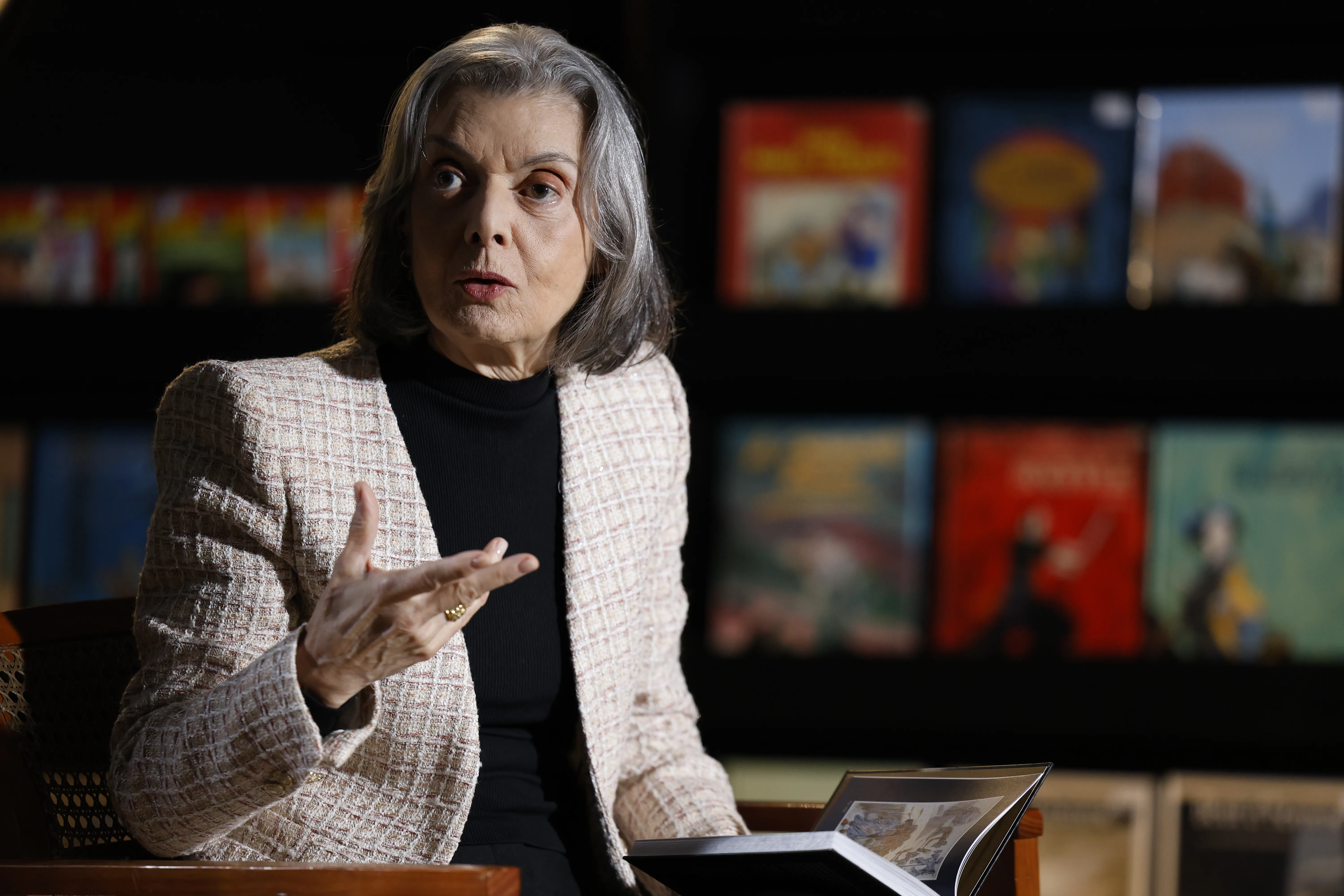 Rio de Janeiro (RJ) 02/09/2024 – A ministra do STF Cármen Lúcia fala sobre seu novo livro, Direito de para Todos, na gravação do programa Trilha de Letras, da TV Brasil, apresentado por Eliana Alvez Cruz, na Bibliomaison. Foto: Fernando Frazão/Agência Brasil