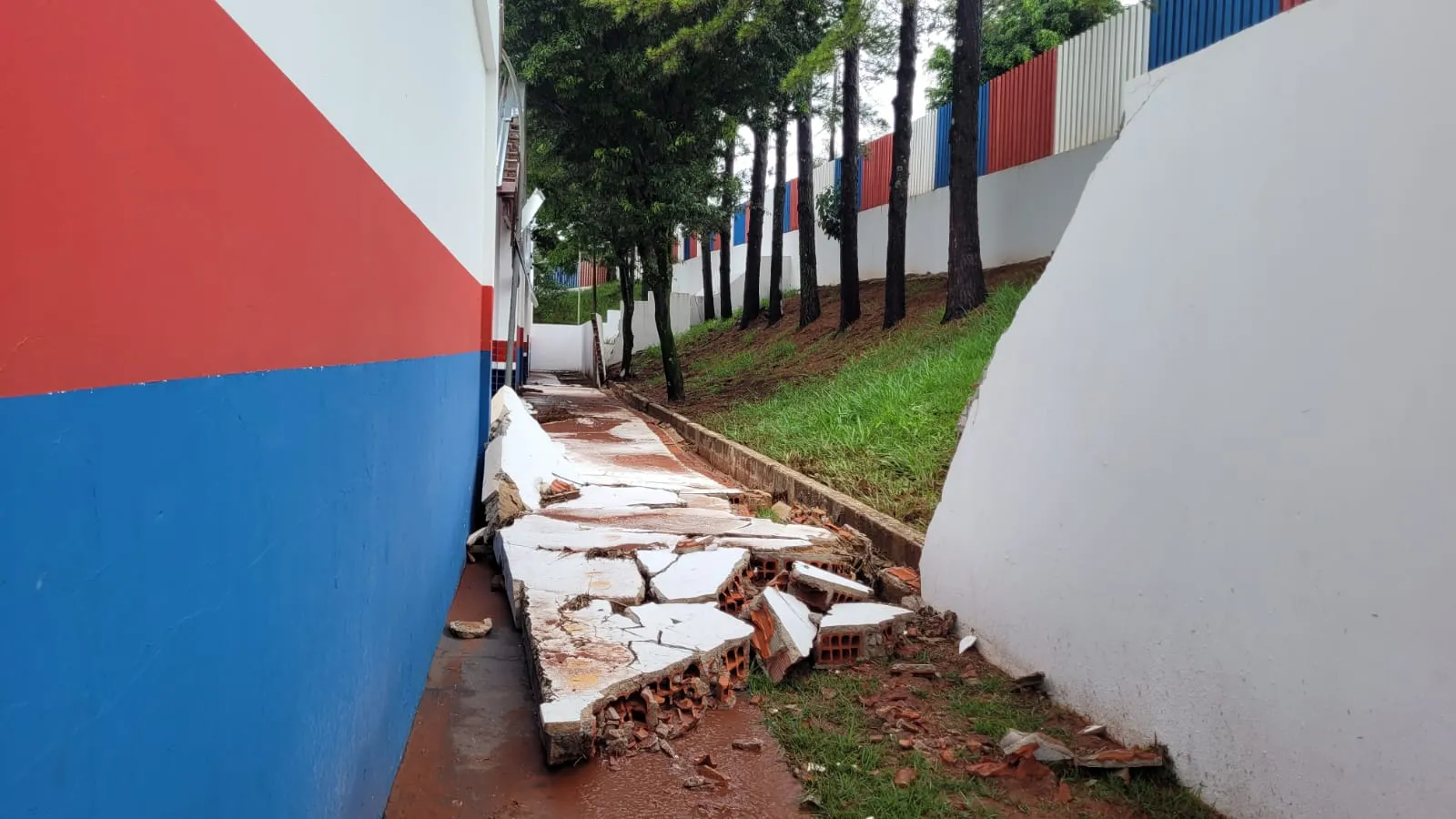 Chuva derrubou muro em escola