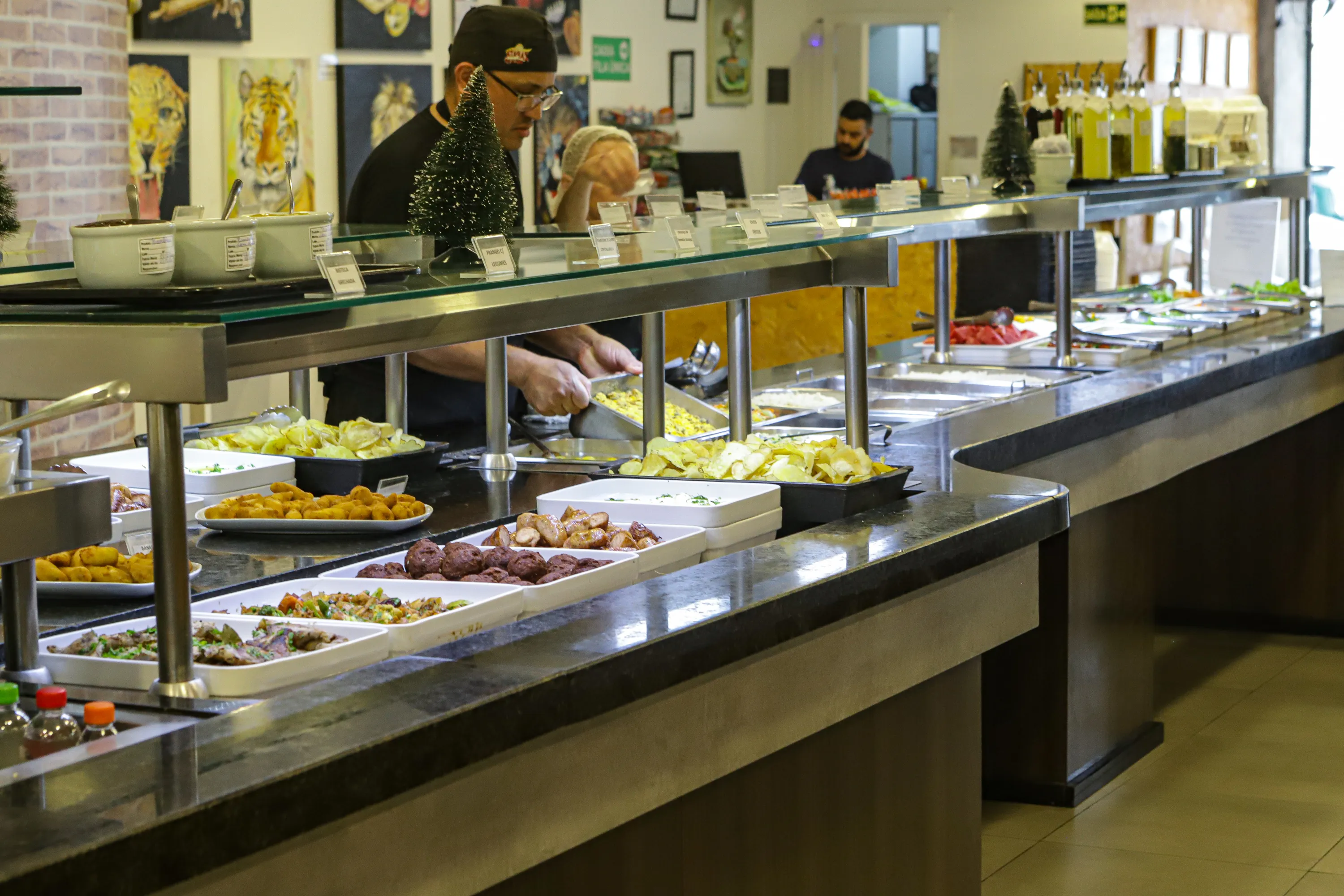 Curitiba, 14 de dezembro de 2022 - Serviço de buffet no centro de Curitiba.