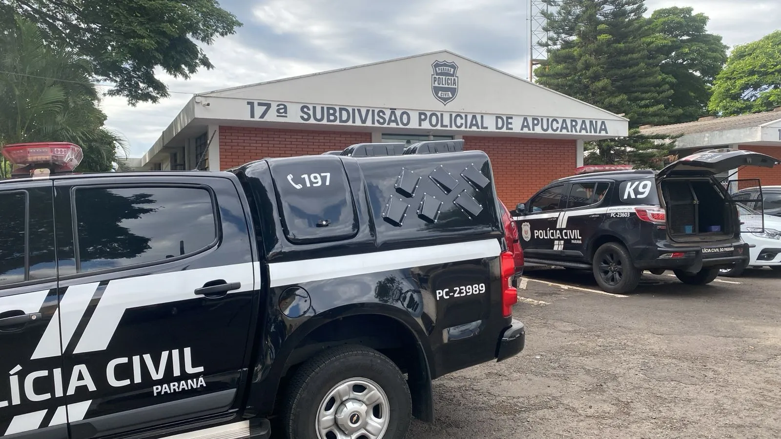 O delegado-adjunto da 17ª Subdivisão Policial de Apucarana (17ª SDP), André Garcia, detalha que as prisões focam uma organização criminosa que atuaria na distribuição de drogas nos municípios onde a operação foi realizada.