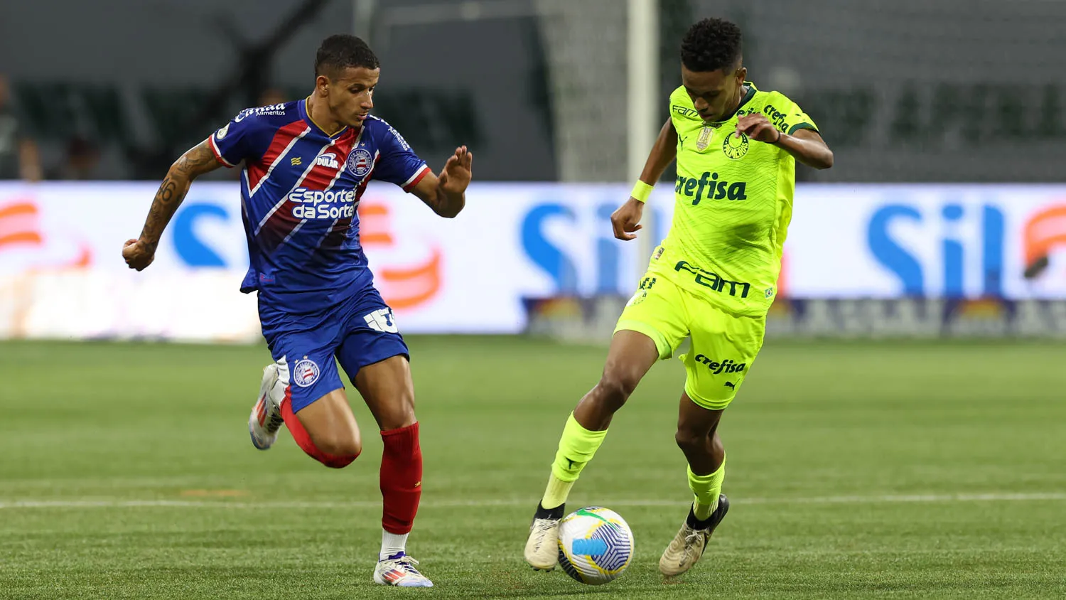 O jogador Estêvão, da SE Palmeiras, disputa bola com o jogador do EC Bahia, durante partida válida pela décima quinta rodada, do Campeonato Brasileiro, Série A, na arena Allianz Parque. (Foto: Cesar Greco/Palmeiras/by Canon)