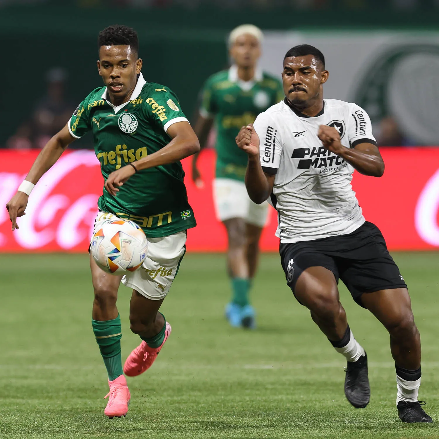O jogador Estêvão, da SE Palmeiras, disputa bola com o jogdor do Botafogo FR, durante partida válida pelas oitavas de final, da Copa Libertadores, na arena Allianz Parque. (Foto: Cesar Greco/Palmeiras/by Canon)