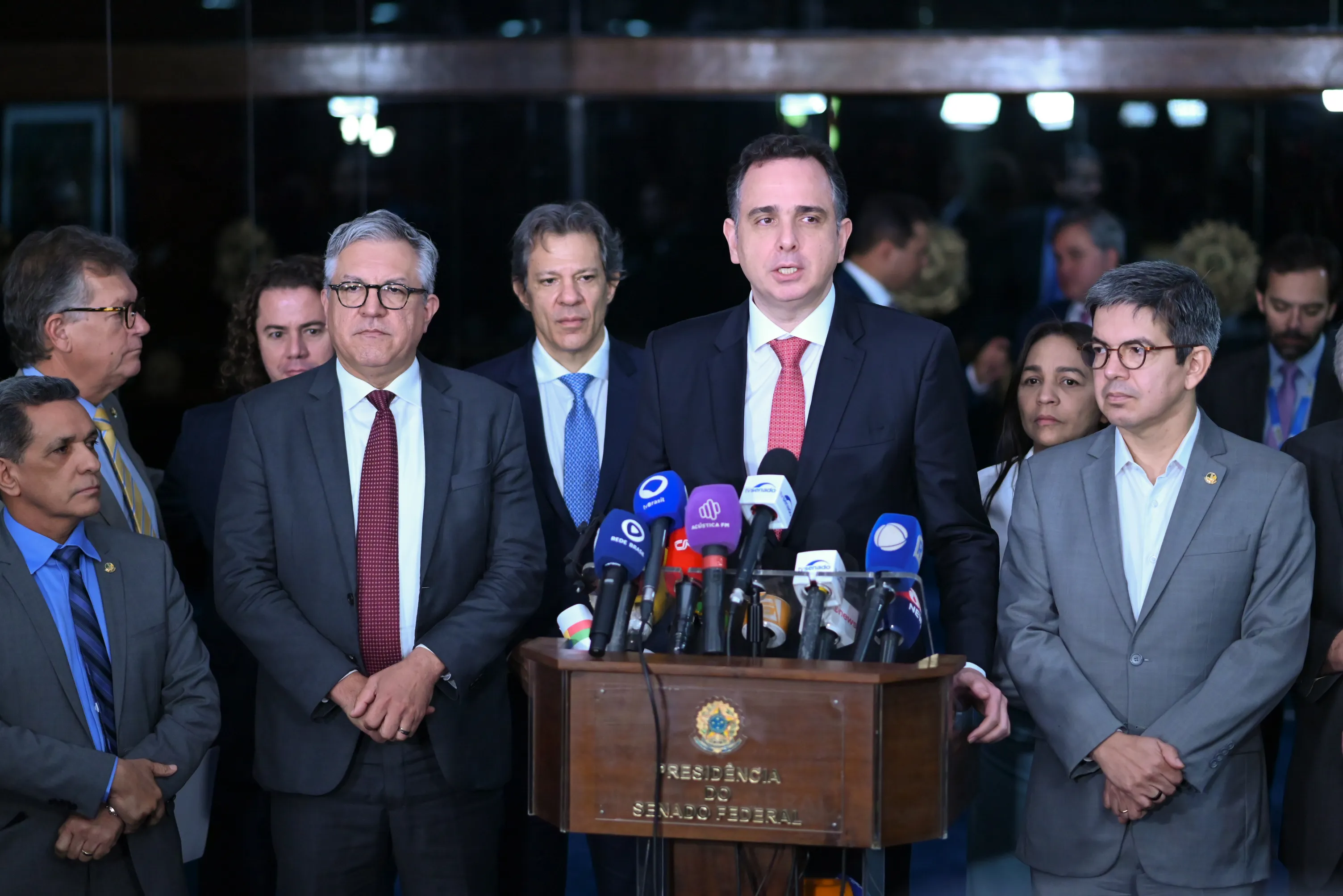O presidente do Senado, Rodrigo Pacheco (PSD-MG), concede entrevista coletiva após reunião com o ministro da Fazenda e líderes partidários. 

O ministro da Fazenda apresentou a proposta de cortes de gastos ao Congresso Nacional e busca apoio para acelerar os trâmites nas casas legislativas.

Participam:
senador Laércio Oliveira (PP-SE);
senador Mecias de Jesus (Republicanos-RR);
senador Veneziano Vital do Rêgo (MDB-PB);
ministro de Relações Institucionais da Presidência da República, Alexandre Padilha;
ministro da Fazenda, Fernando Haddad;
presidente do Senado, Rodrigo Pacheco (PSD-MG);
senadora Eliziane Gama (PSD-MA);
líder do governo no Congresso Nacional, senador Randolfe Rodrigues (PT-AP).

Foto: Andressa Anholete/Agência Senado