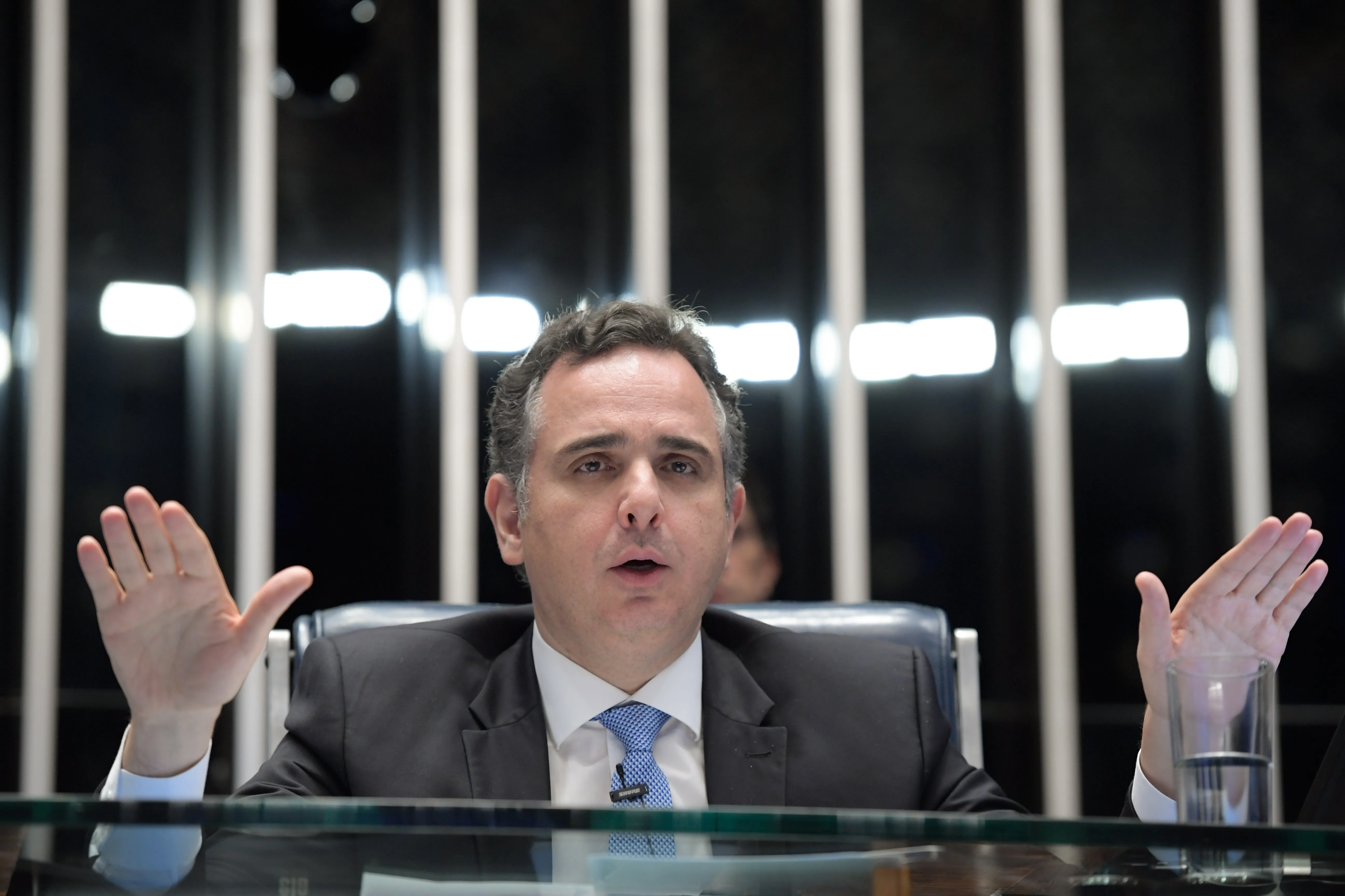 Plenário do Senado Federal durante sessão deliberativa extraordinária. 

Na ordem do dia, projeto de lei que regulamenta o mercado de crédito de carbono no Brasil. O mecanismo permite que empresas e países compensem suas emissões por meio da compra de créditos vinculados a iniciativas de preservação ambiental. 

Presidente do Senado Federal, senador Rodrigo Pacheco (PSD-MG) conduz sessão. 

Foto: Saulo Cruz/Agência Senado