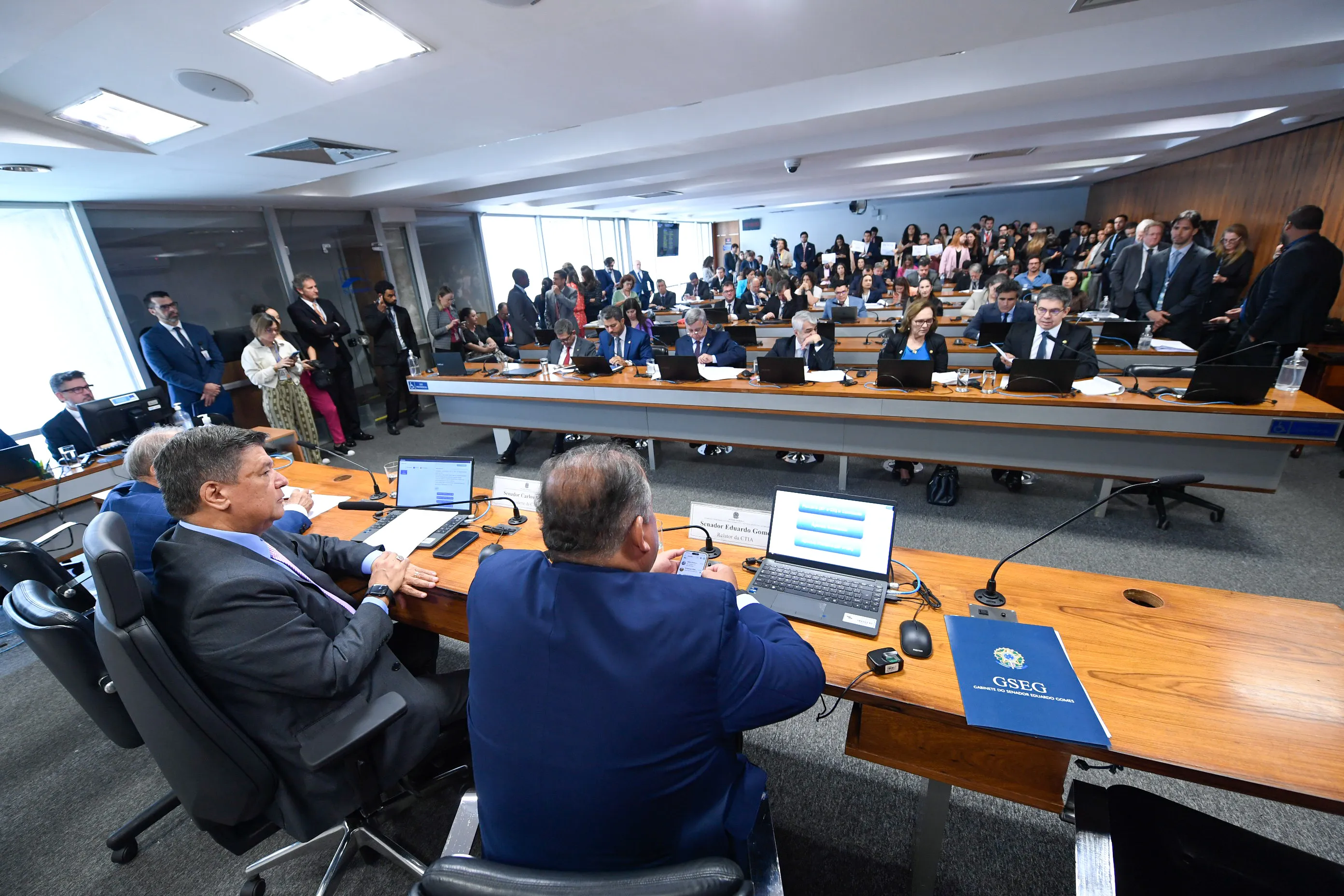 Comissão Temporária Interna sobre Inteligência Artificial no Brasil (CTIA) realiza reunião com 1 item, o PL 2.338/2023, que dispõe sobre o uso da Inteligência Artificial.

Mesa: 
relator do PL 2.338/2023, senador Eduardo Gomes (PL-TO);
presidente da CTIA, senador Carlos Viana (Podemos-MG); 
senador Chico Rodrigues (PSB-RR).

Bancada:
senador Rogério Carvalho (PT-SE); 
senador Marcos Rogério (PL-RO); 
senador Izalci Lucas (PL-DF); 
senador Humberto Costa (PT-PE); 
senadora Zenaide Maia (PSD-RN); 
líder do governo no Congresso Nacional, senador Randolfe Rodrigues (PT-AP).

Foto: Edilson Rodrigues/Agência Senado