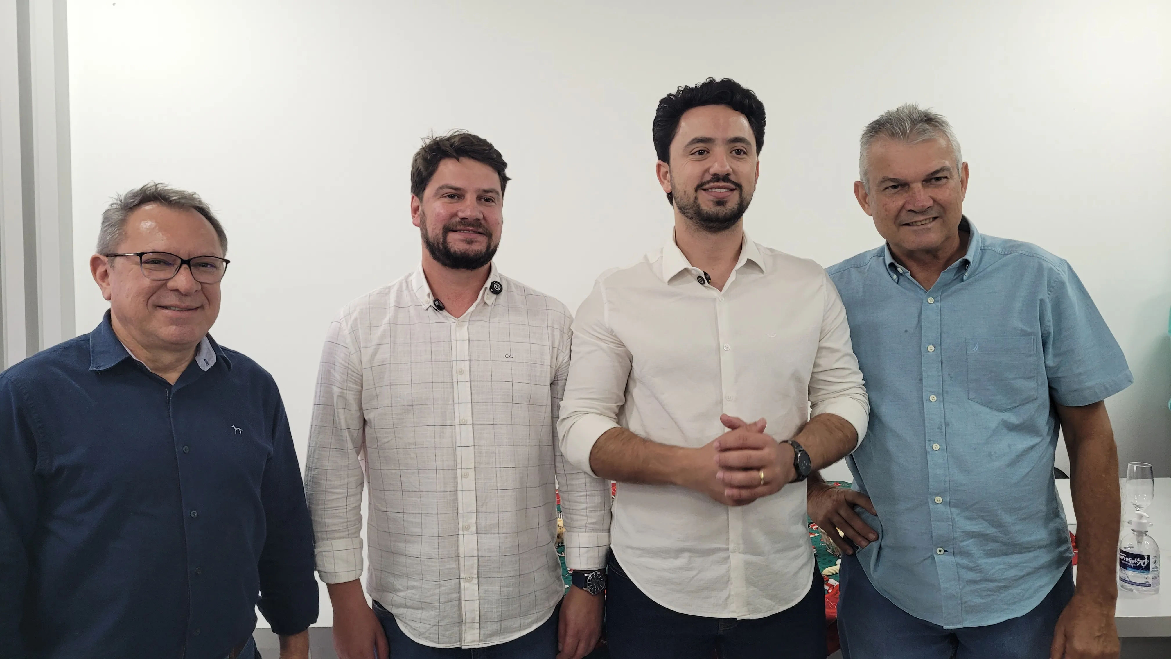 Nova diretoria do Cirvir formada pelos prefeitos eleitos de Arapongas, Apucarana, Rio Bom e Faxinal