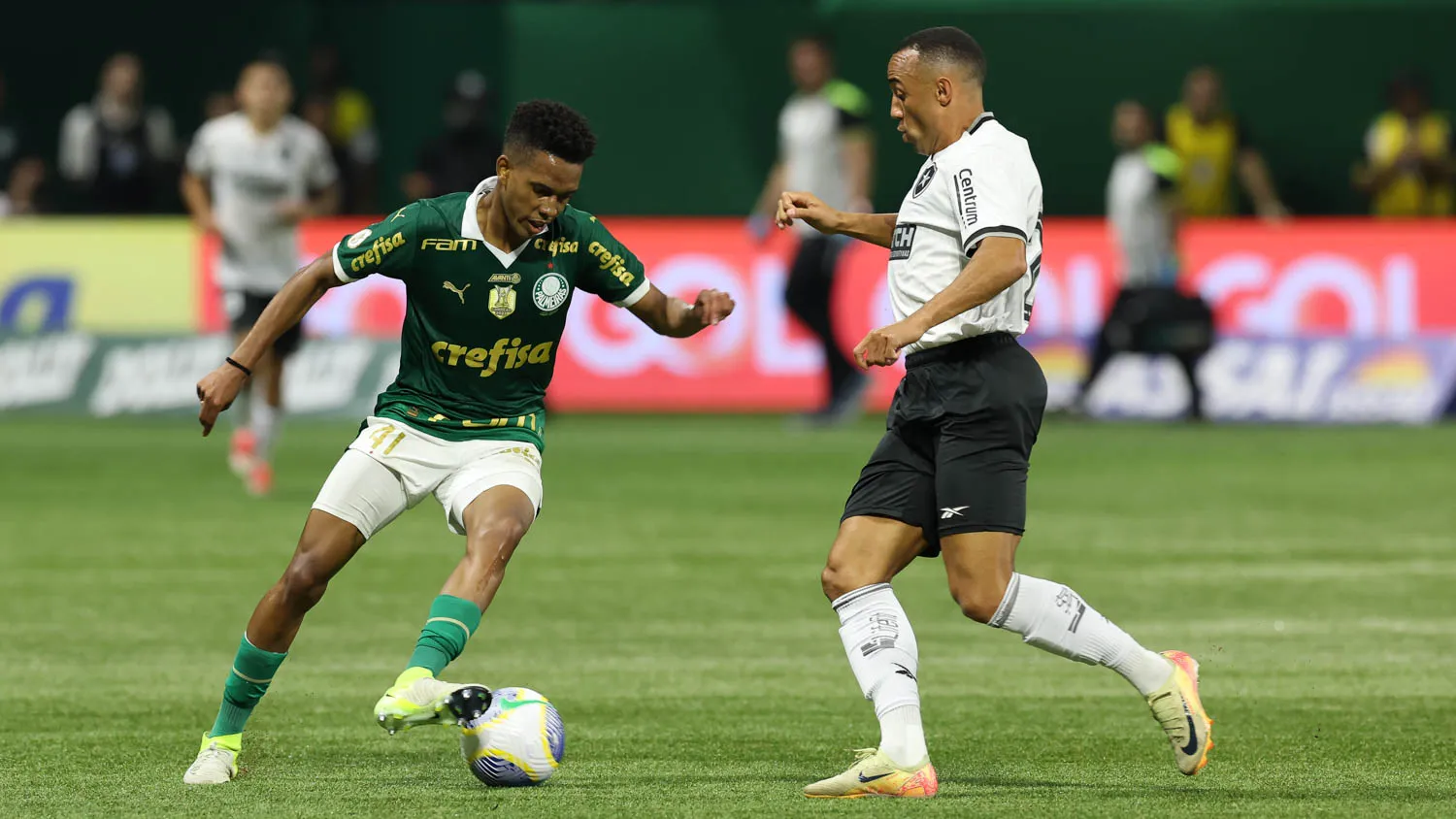 O jogador Estêvão, da SE Palmeiras, disputa bola com o jogador do Botafogo FR, durante partida válida pela trigésima sexta rodada, do Campeonato Brasileiro, Série A, na arena Allianz Parque. (Foto: Cesar Greco/Palmeiras/by Canon)