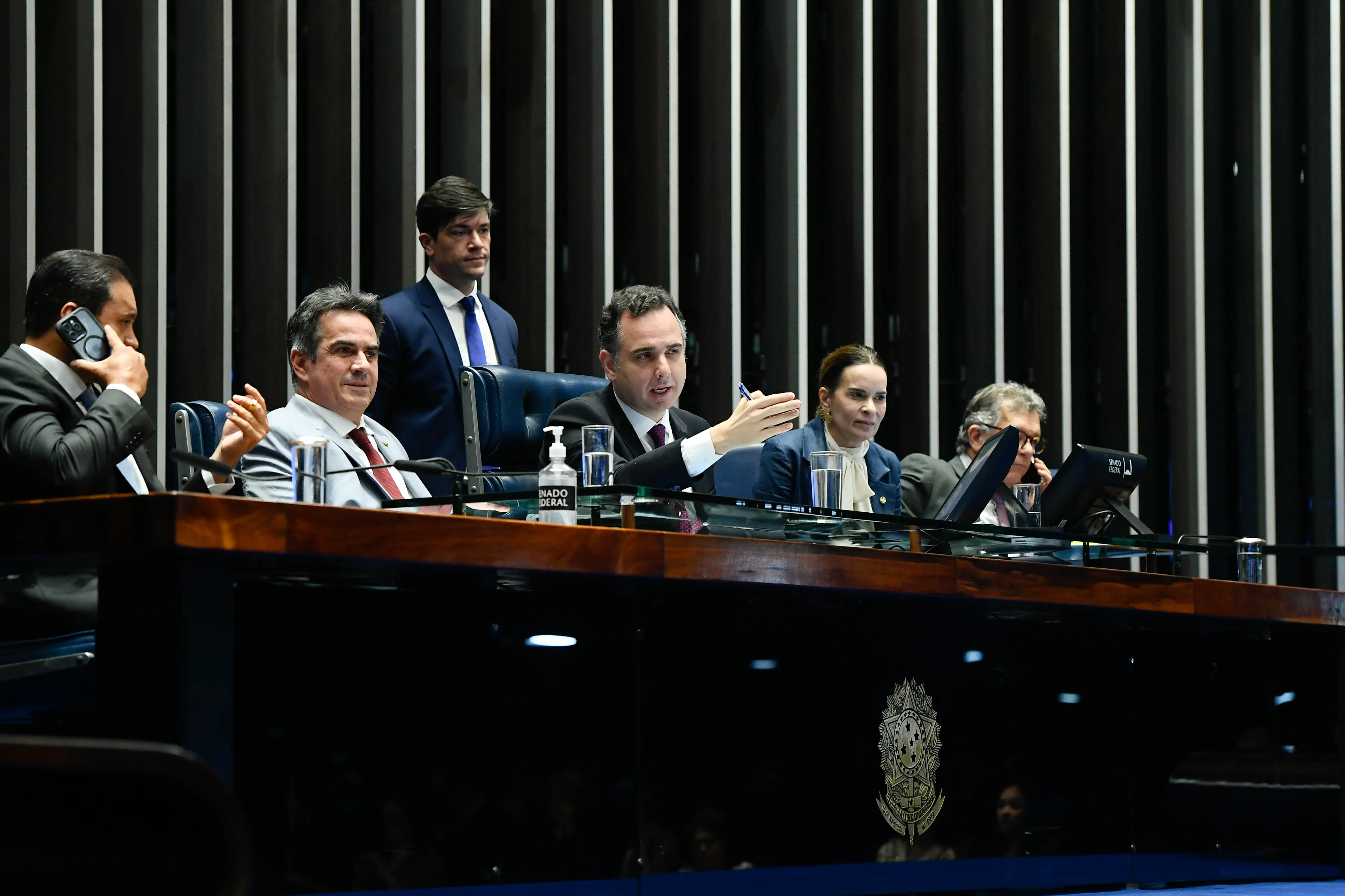Plenário do Senado Federal durante sessão deliberativa extraordinária. Ordem do dia. 

Na pauta, deliberação de autoridades sabatinadas pelas comissões permanentes, e dos demais itens constantes da pauta publicada pela Secretaria-Geral da Mesa. 

Mesa: 
2º secretário da Mesa do Senado Federal, senador Weverton (PDT-MA); 
senador Ciro Nogueira (PP-PI); 
presidente do Senado Federal, senador Rodrigo Pacheco (PSD-MG); 
senadora Daniella Ribeiro (PSD-PB); 
senador Laércio Oliveira (PP-SE).

Foto: Marcos Oliveira/Agência Senado