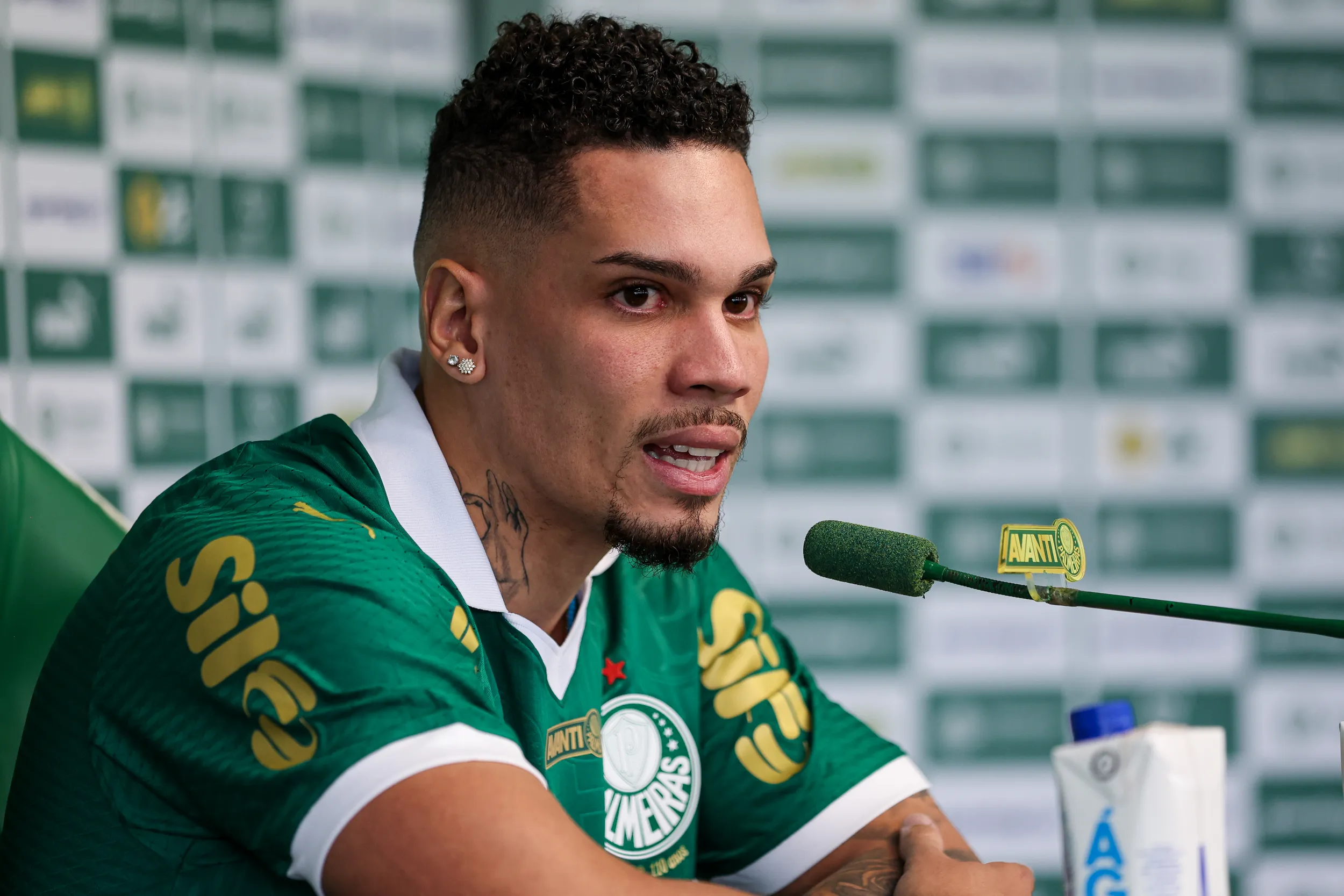 Apresentação de Paulinho, novo atleta da SE Palmeiras, na Academia de Futebol, em São Paulo-SP. (Foto: Fabio Menotti/Palmeiras/by Canon)
