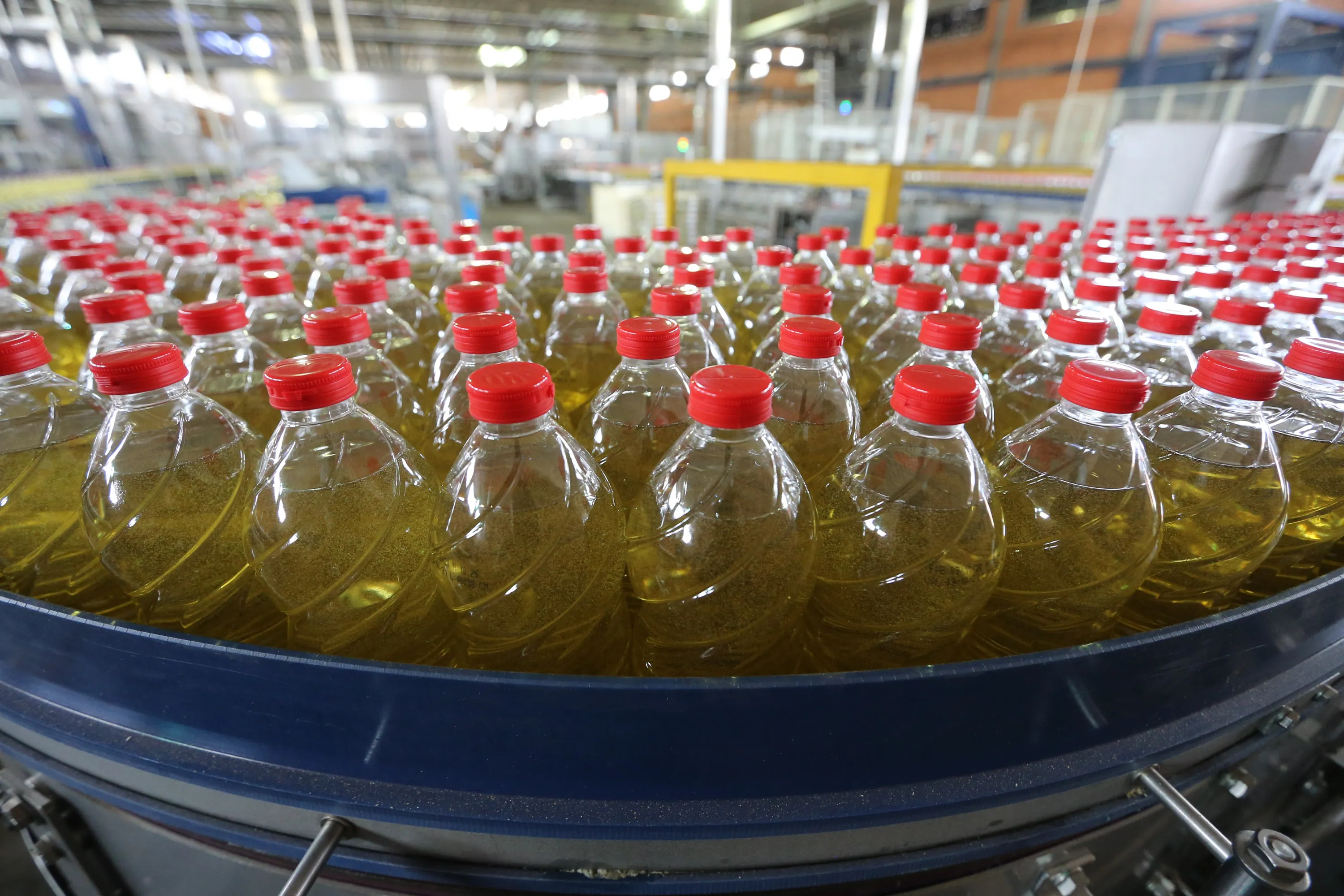 FEITO NO PARANA -  Coamo  cooperativa agro-industrial , a maior cooperativa da América Latina, com sede em Campo Mourão. Tem na linha alimentícia as marcas Primê, Sollus, Dualis e Anniela produz óleo de soja refinado, café torrado e moído, margarinas, farinha de trigo e gordura vegetal hidrogenada. 09/10/2020 -  Foto: Geraldo Bubniak/AEN