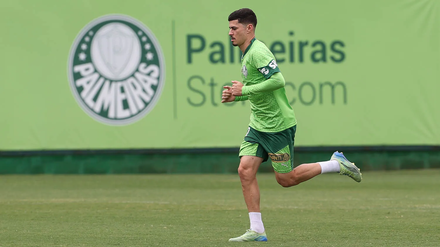 O jogador Rômulo, da SE Palmeiras, durante treinamento, na Academia de Futebol. (Foto: Cesar Greco/Palmeiras/by Canon)