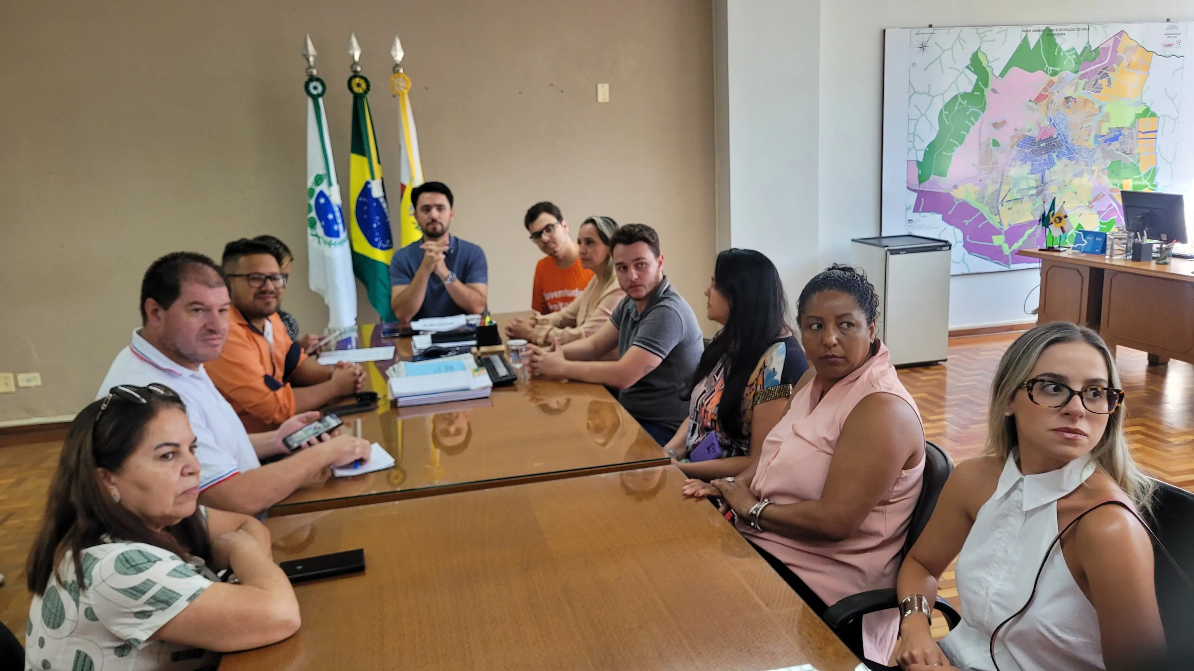 Prefeito e equipe reunidos no gabinete