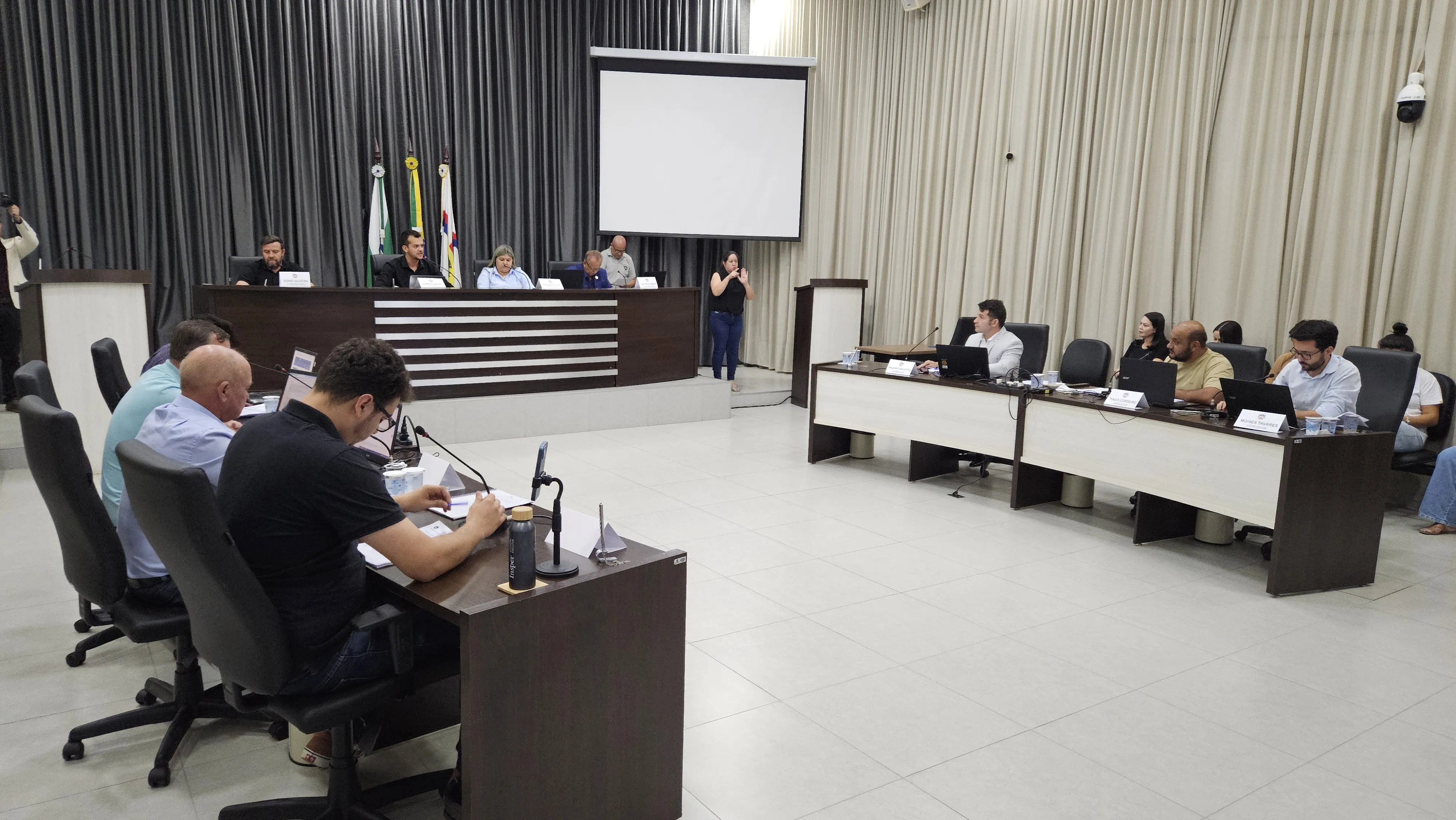 Sessão ocorreu na noite desta quarta