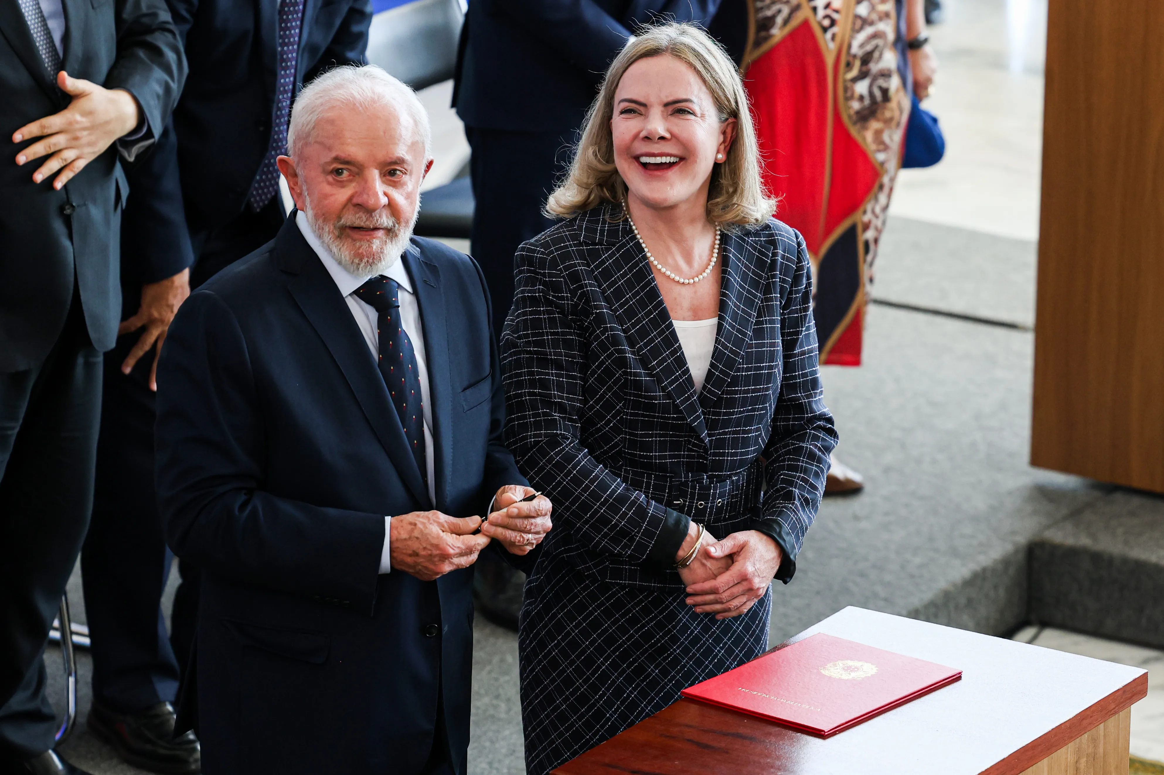 BrasÃ­lia (DF), 10/03/2025 - O presidente Luiz InÃ¡cio Lula da Silva (e), posa para foto apÃ³s  cerimÃ´nia de transmissÃµes de cargos e posses, da ministra da secretaria de relaÃ§Ãµes institucionais, Gleisi Hoffman (d) e ministro da saÃºde, Alexandre Padilha (Fora de quadro).
Foto: Jose Cruz/AgÃªncia Brasil