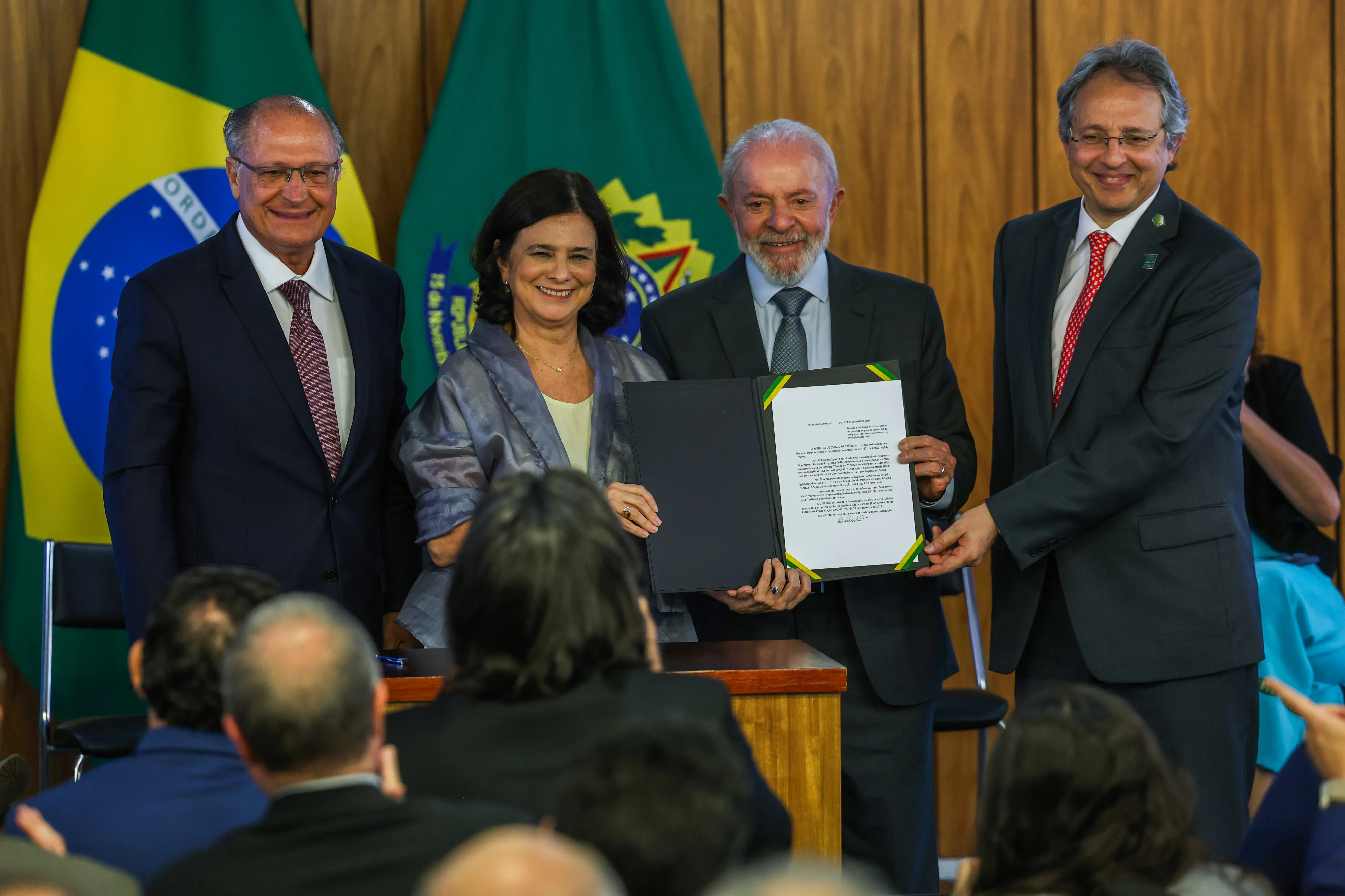 BrasÃ­lia (DF), 25/02/2025 - Presidente Luiz InÃ¡cio Lula da Silva (2d) ao lado da ministra da saÃºde, NÃ­sia Trindade (2e), durante cerimÃ´nia de assinatura de parcerias para fortalecimento da produÃ§Ã£o e inovaÃ§Ã£o de vacinas e biofÃ¡rmacos
Foto: Jose Cruz/AgÃªncia Brasil