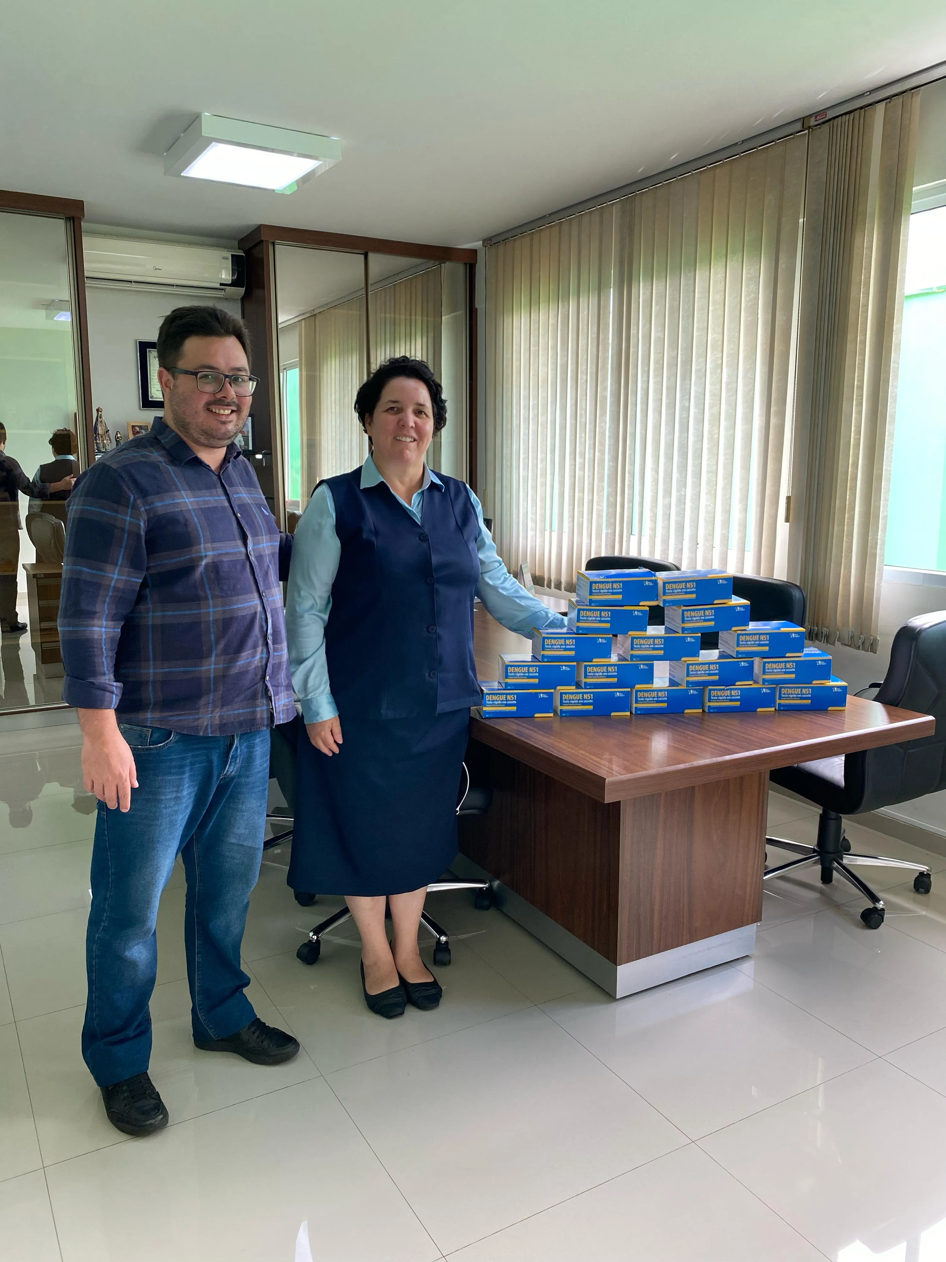 Lucas Leugi e a diretora-geral do Hospital da Providência, irmã Geovana Ramos