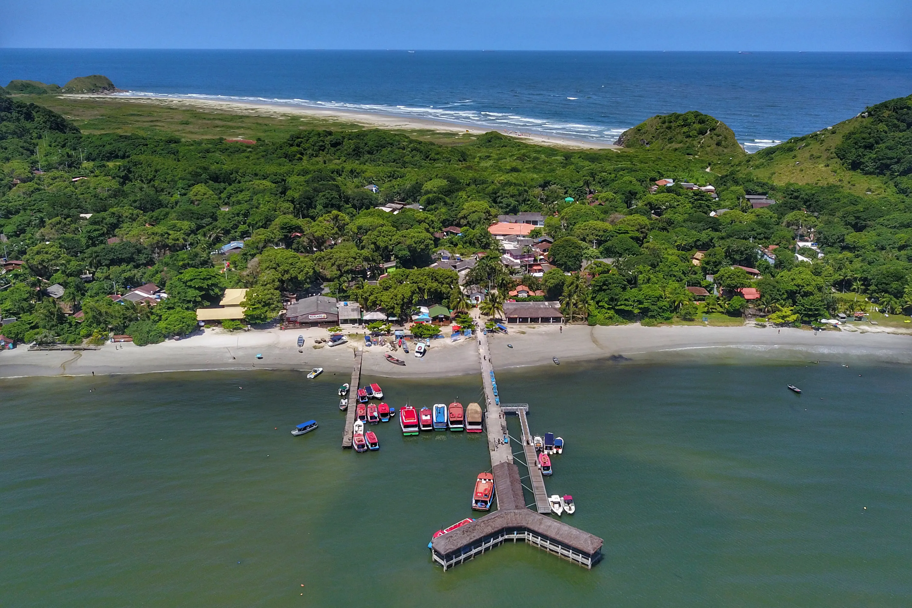 O governador Carlos Massa Ratinho Junior assinou nesta quinta-feira (27) a ordem de serviço para o início das obras de reforma e melhorias nos trapiches de Nova Brasília e Encantadas, na Ilha do Mel, em Paranaguá. O ministro de Infraestrutura, Tarcísio Gomes de Freitas, participou da solenidade. O investimento de R$ 9,5 milhões são da empresa pública Portos do Paraná. As obras devem demorar cerca de sete meses.  -  Curitiba, 27/02/2020  -  Foto: José Fernando Ogura/AEN